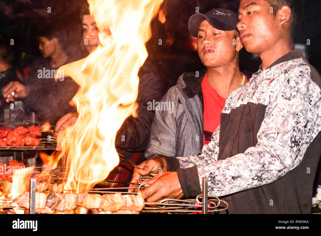 Assam, Inde 6 Mai : un homme préparer shish kebab sur le gril du barbecue sur charbon de bois. Rôti de Bœuf sur le barbecue. (Marinés à l'origine d'agneau brochettes) Banque D'Images