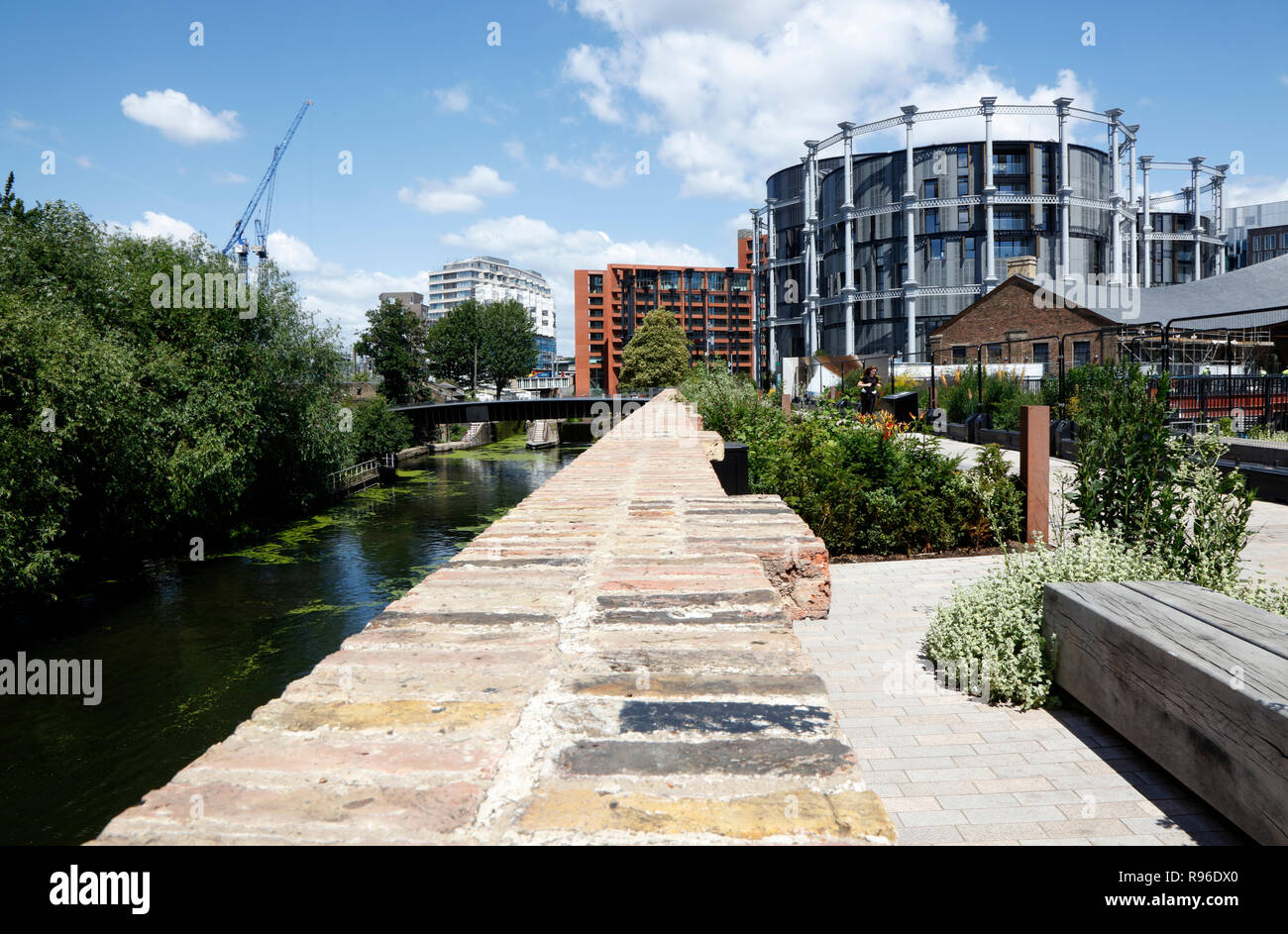 Vue sur le Regent's Canal et Bagley à pied à Gasholder Park, Kings Cross, London, UK Banque D'Images