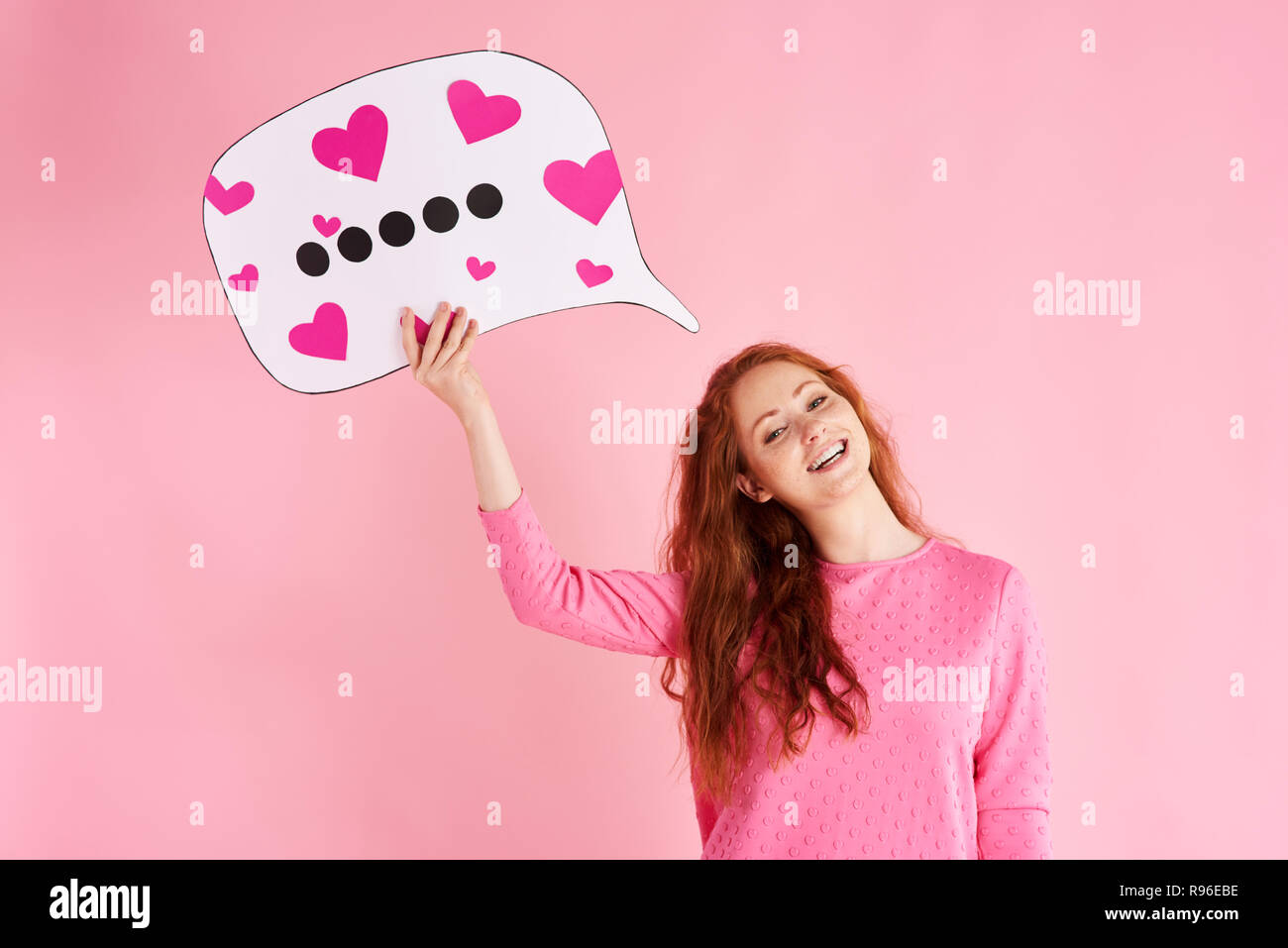 Portrait of cheerful woman holding bulle pensée au studio shot Banque D'Images
