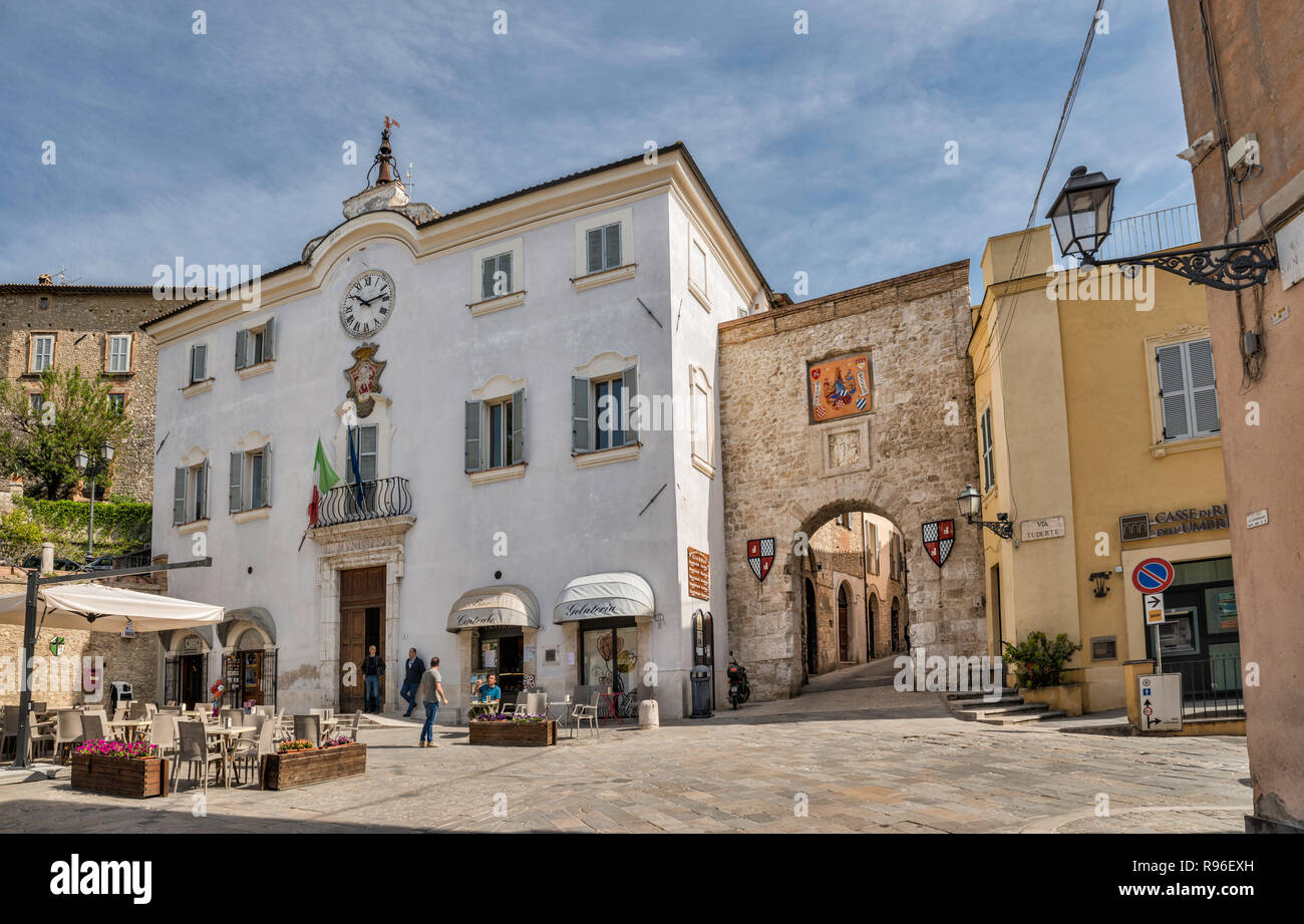 Le Palazzo Comunale (Mairie), Porta Burgi, 12e siècle, porte sur la Piazza San Francesco, centre historique de San Gemini, Ombrie, Italie Banque D'Images