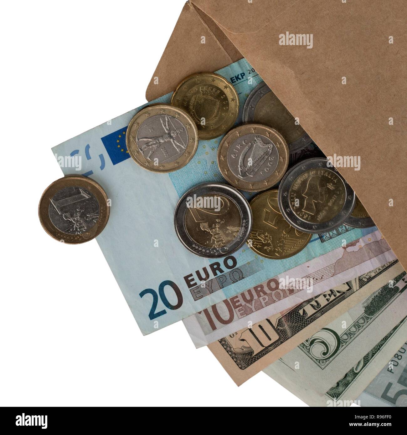 Euro et dollar bills, pièces euros dispersés hors de l'enveloppe. Isolé sur fond blanc Banque D'Images
