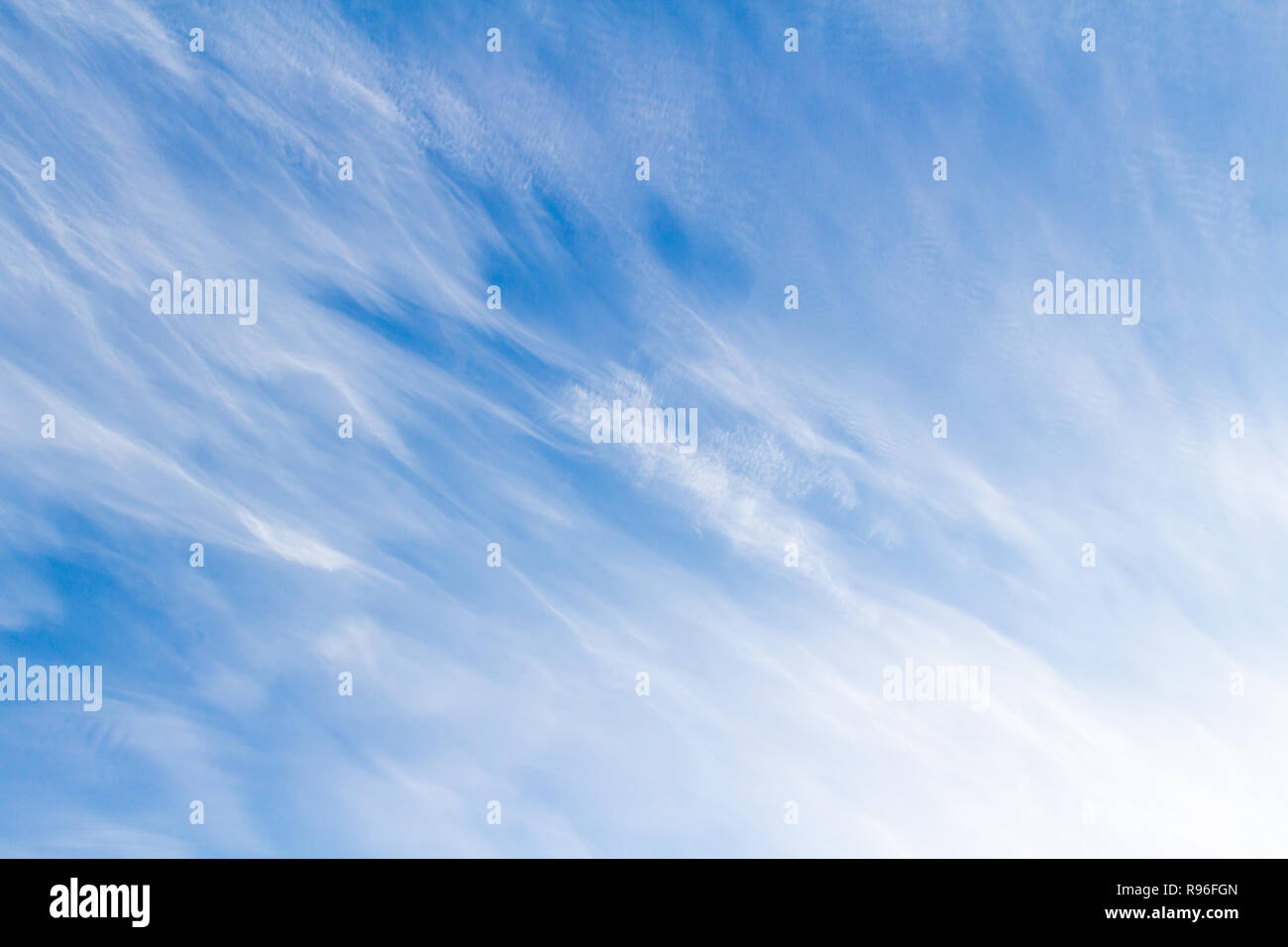 Les nuages Cirrostratus dans le ciel bleu. Lignes diagonales fines et souples. Banque D'Images