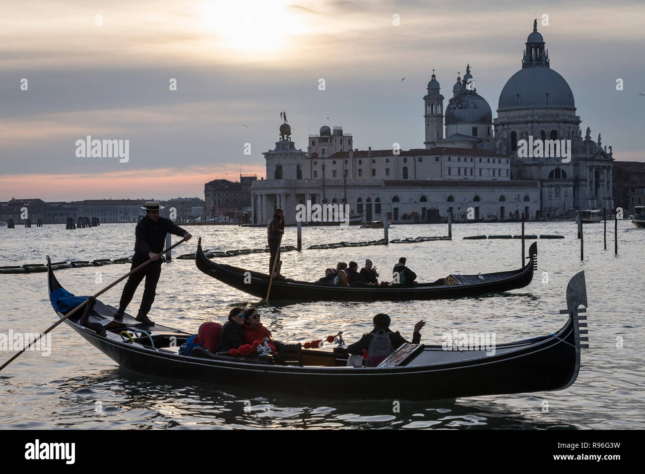 Les gondoles et Santa Maria della Salute Basilca, Venise, Italie Banque D'Images