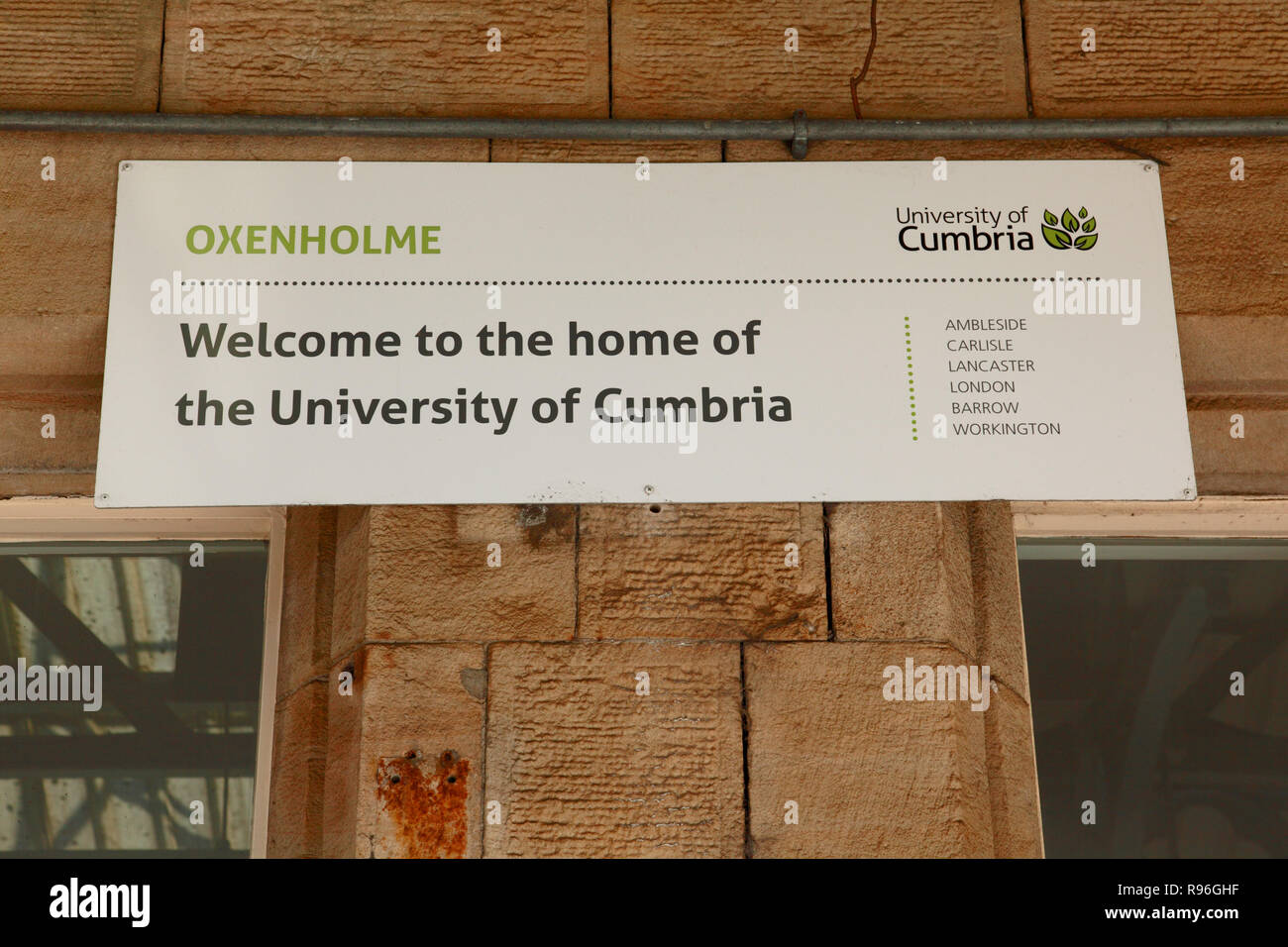 Un signe au-dessus d'une plate-forme à Oxenholme station dans le Lake District pour l'Université de Cumbria Banque D'Images