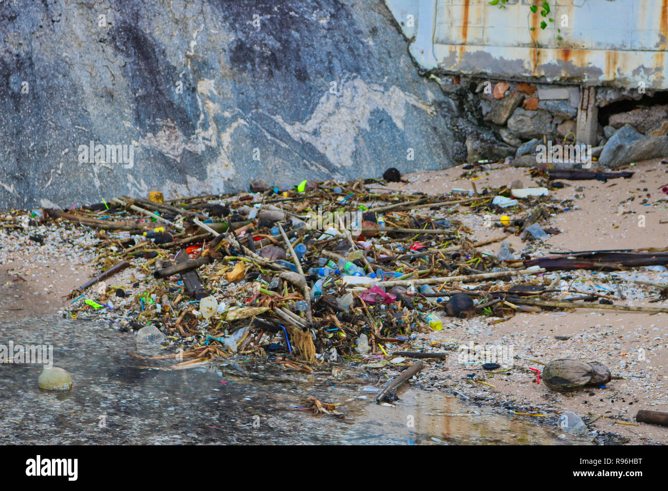 Cette photo choquante montre la plage jonchée de plastique totalement de Hua Hin en Thaïlande. Ce sont les plages de la Thaïlande terre d'origine d'ordures Banque D'Images