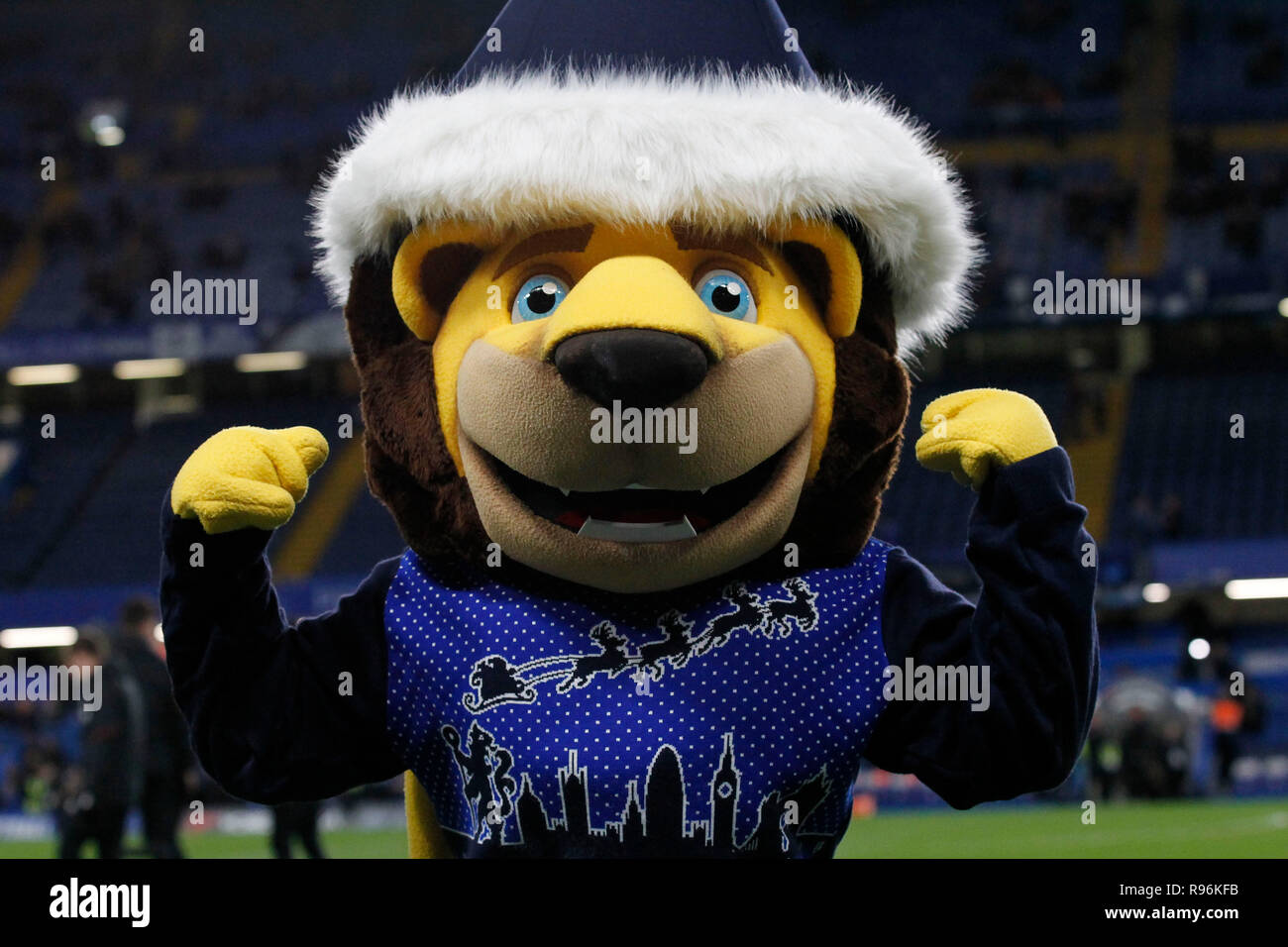 Londres, Royaume-Uni. Dec 19, 2018. Le FC Chelsea Stamford mascotte le lion au cours de l'EFL Carabao Cup trimestre dernier match entre Chelsea et Bournemouth à Stamford Bridge, Londres, Angleterre le 19 décembre 2018. Photo par Carlton Myrie. Usage éditorial uniquement, licence requise pour un usage commercial. Aucune utilisation de pari, de jeux ou d'un seul club/ligue/dvd publications. Credit : UK Sports Photos Ltd/Alamy Live News Banque D'Images