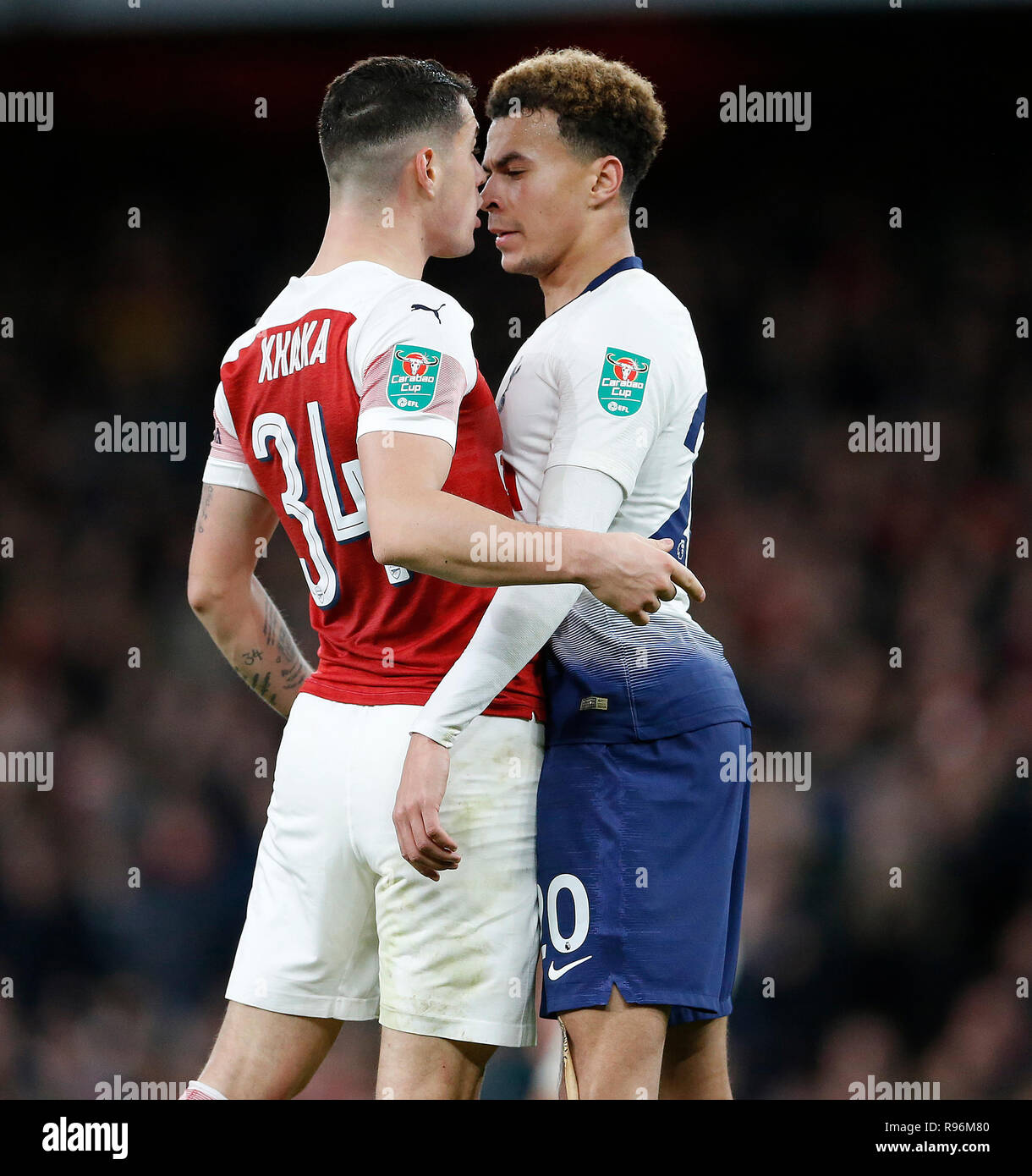 Londres, Royaume-Uni. Dec 19, 2018. Tottenham Hotspur est Alli Dele (R) du Granit Xhaka Arsenal affronte durant la Coupe du buffle entre match quart Arsenal et Tottenham Hotspur à l'Emirates Stadium à Londres, Angleterre le 19 décembre 2018. Tottenham Hotspur a gagné 2-0. Credit : Matthew Impey/Xinhua/Alamy Live News Banque D'Images