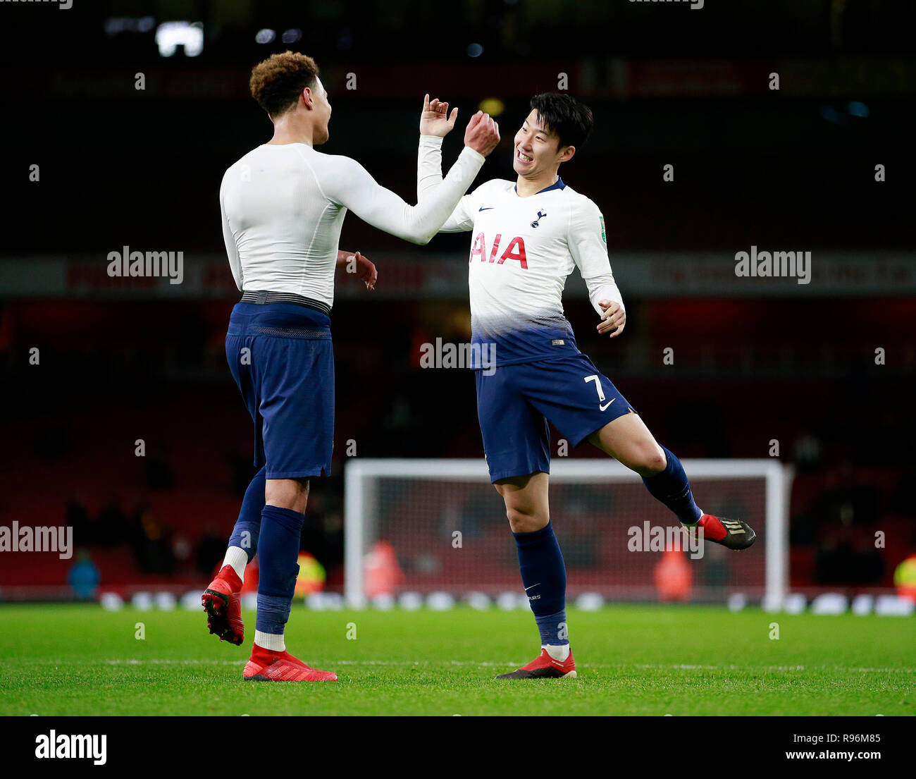 Londres, Royaume-Uni. Dec 19, 2018. Tottenham Hotspur est Alli Dele (L) et Heung-Min fils célèbrent la victoire après le match quart Tasse Carabao entre Arsenal et Tottenham Hotspur à l'Emirates Stadium à Londres, Angleterre le 19 décembre 2018. Tottenham Hotspur a gagné 2-0. Credit : Matthew Impey/Xinhua/Alamy Live News Banque D'Images