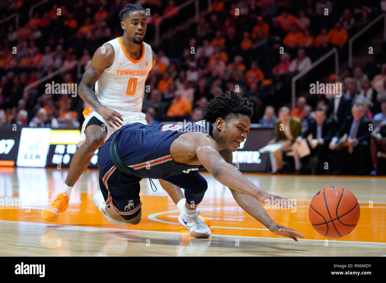 19 décembre 2018 : Josh Sharkey # 3 de la Samford plongées Bulldogs pour une balle lâche pendant le match de basket-ball de NCAA entre les bénévoles de l'Université du Tennessee et de la Samford University Bulldogs à Thompson Boling Arena de Knoxville TN Tim Gangloff/CSM Banque D'Images