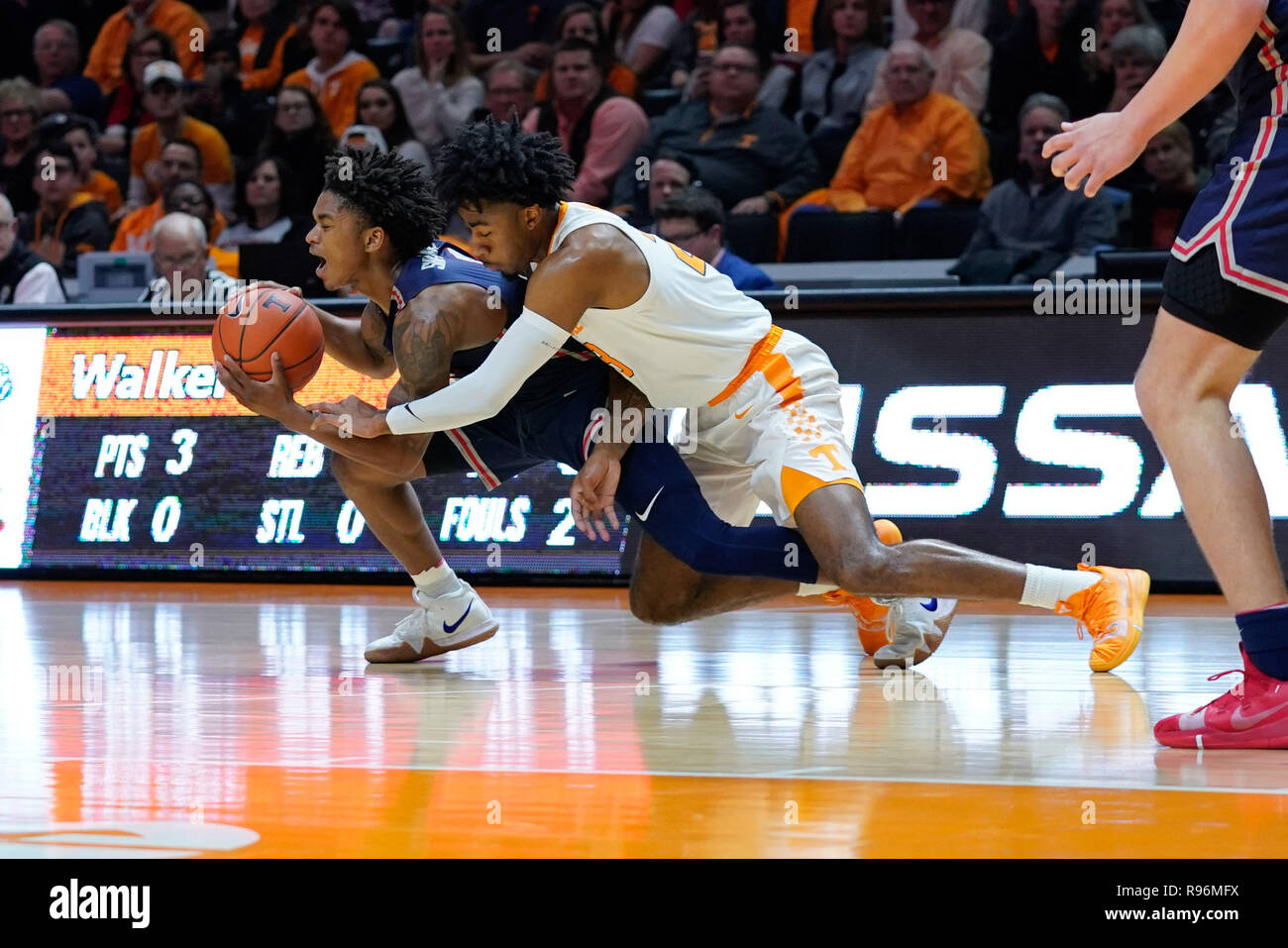 19 décembre 2018 : La Jordanie # 23 sous gaine du Tennessee fautes volontaires Josh Sharkey # 3 de la Bulldogs Samford au cours de la jeu de basket-ball de NCAA entre les bénévoles de l'Université du Tennessee et de la Samford University Bulldogs à Thompson Boling Arena de Knoxville TN Tim Gangloff/CSM Banque D'Images