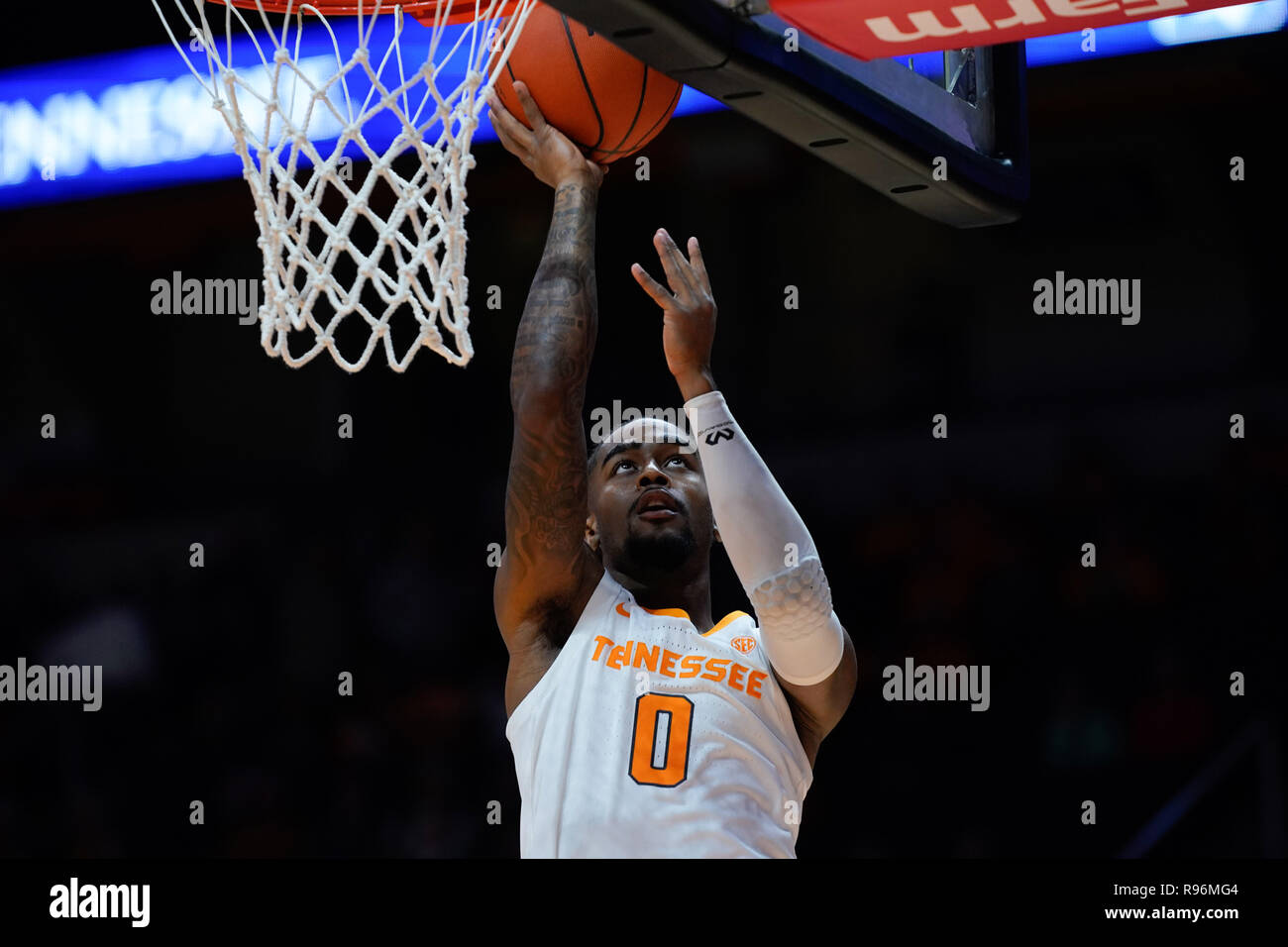 19 décembre 2018 : La Jordanie Bone # 0 de l'Iowa bénévoles tire la balle pendant le jeu de basket-ball de NCAA entre les bénévoles de l'Université du Tennessee et de la Samford University Bulldogs à Thompson Boling Arena de Knoxville TN Tim Gangloff/CSM Banque D'Images