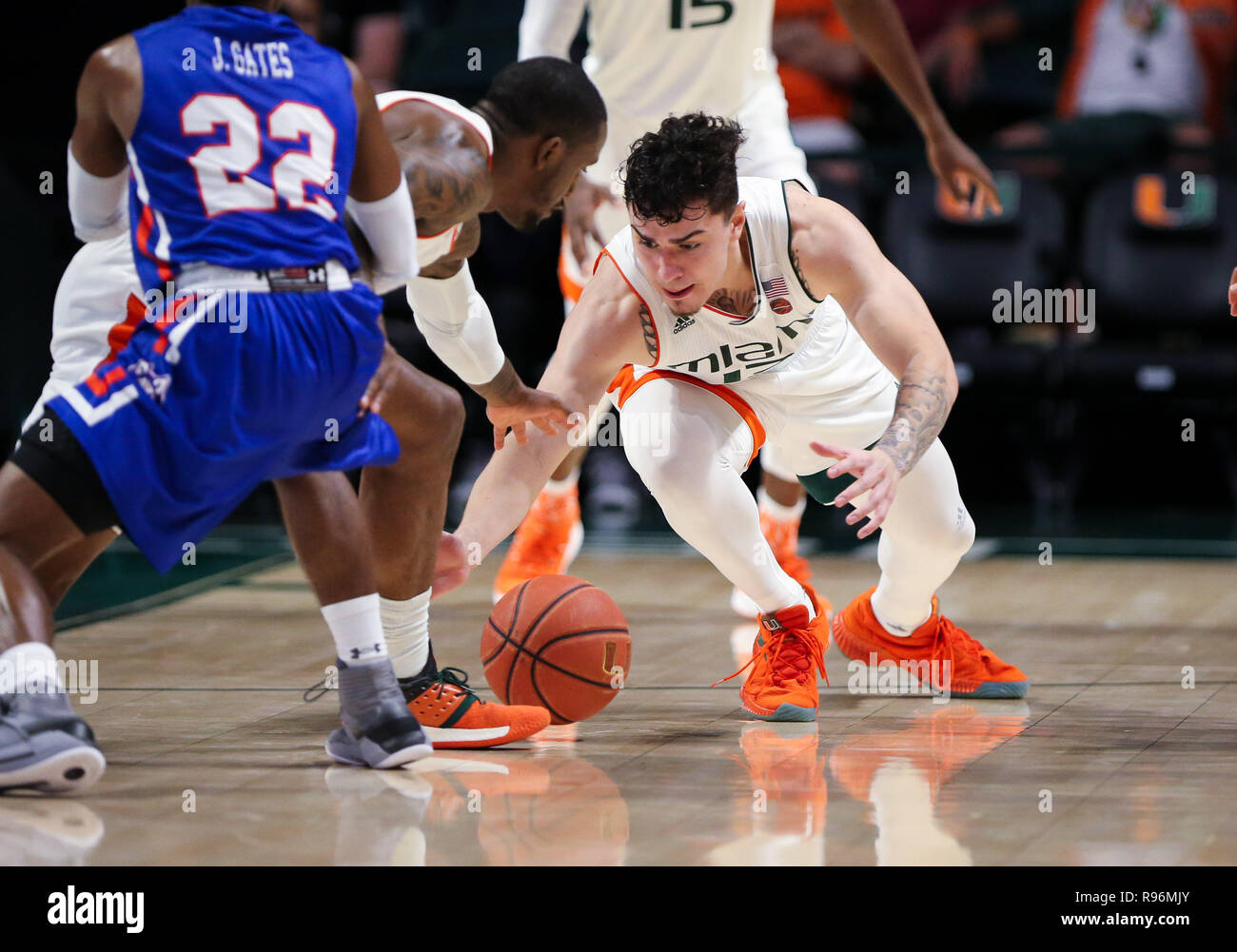 Coral Gables, en Floride, aux Etats-Unis. Dec 19, 2018. Anthony garde les Mack (13) va après une balle lâche pendant la seconde moitié d'un match de basket-ball NCAA contre la Houston Baptist Huskies au Centre le Watsco à Coral Gables, en Floride. Miami a gagné 80-73. Mario Houben/CSM/Alamy Live News Banque D'Images