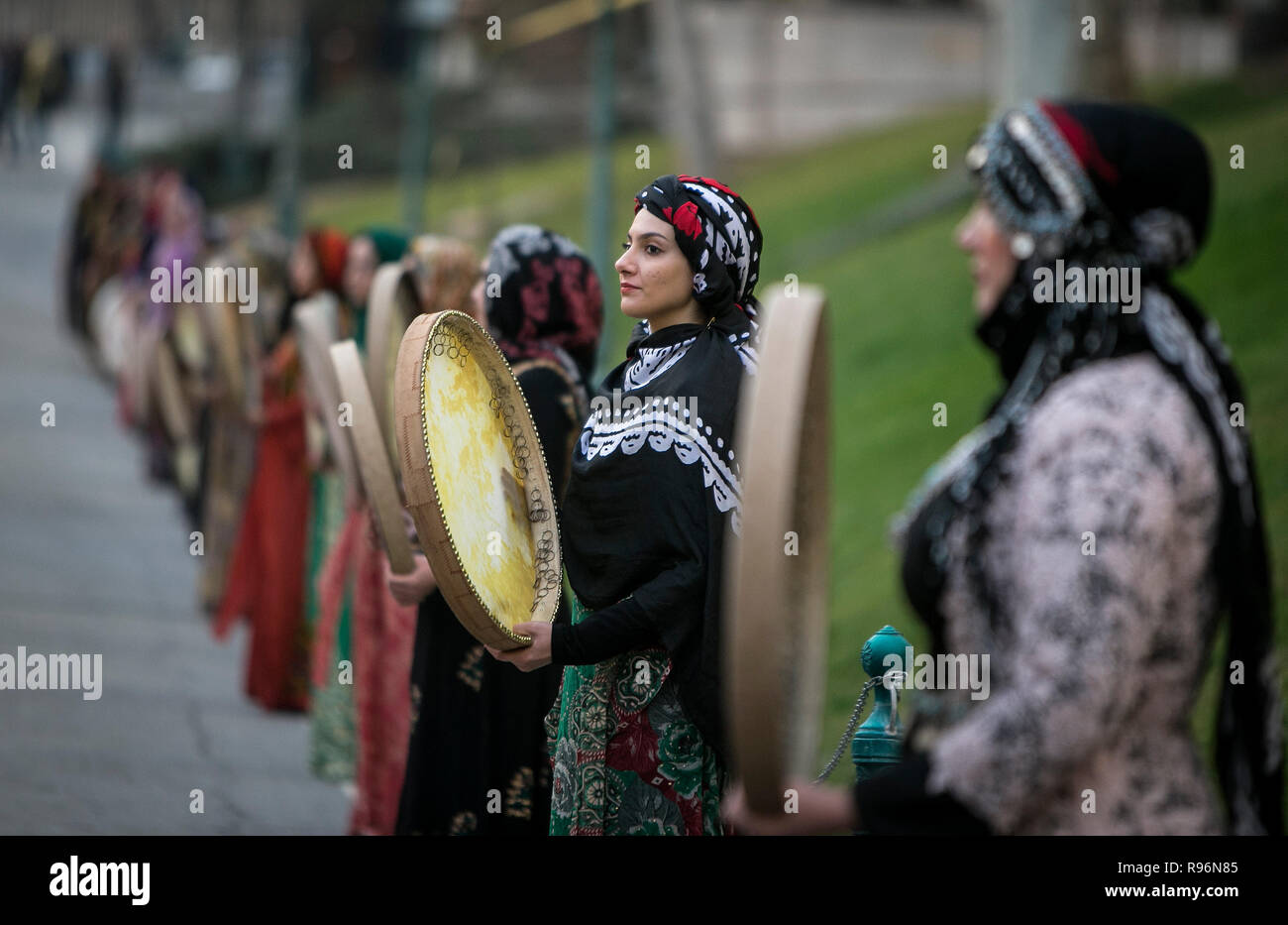 Téhéran, Iran. Dec 19, 2018. Les gens assistent à la grenade de six jours Festival pour célébrer la saison des récoltes, à Téhéran, en Iran, le 19 décembre 2018. Credit : Ahmad Halabisaz/Xinhua/Alamy Live News Banque D'Images