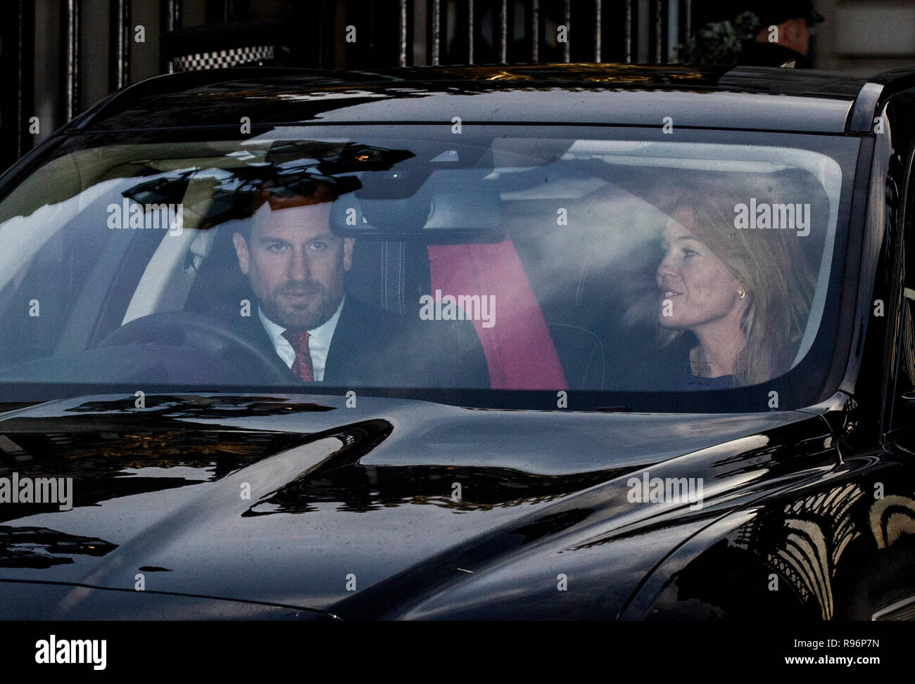 Londres, Royaume-Uni. 19 Décembre, 2018. Les membres de la famille royale y assister le repas de Noël organisé par la reine au palais de Buckingham, London, UK. 19 décembre 2018 Peter Phillips et Phillips Automne Crédit : Jeff Gilbert/Alamy Live News Banque D'Images