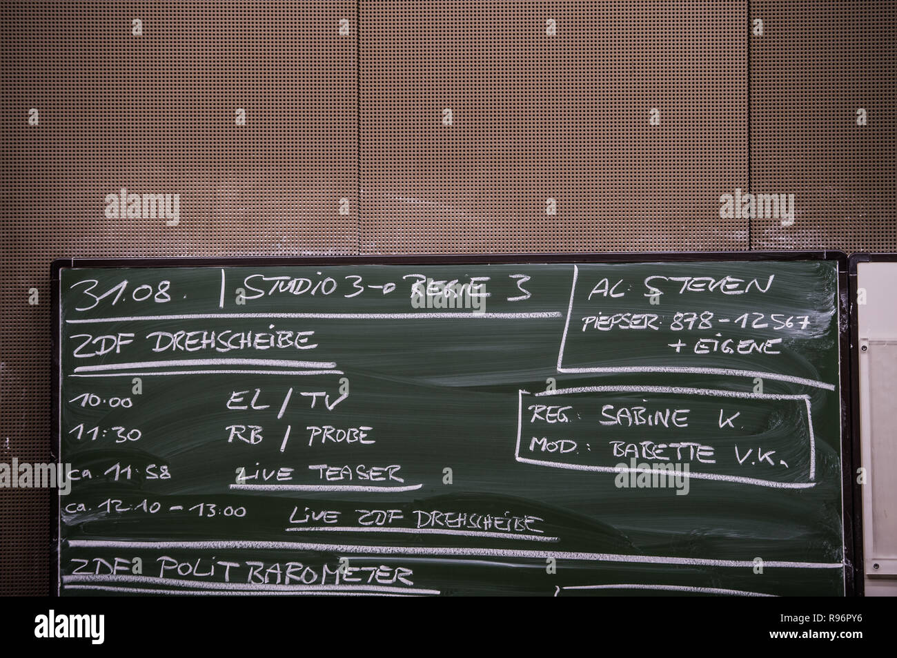 Mainz, Allemagne. Août 31, 2018. Le temps de radiodiffusion des différents programmes sont écrits sur un tableau. La deuxième chaîne de télévision allemande (ZDF) est l'un des plus importants radiodiffuseurs publics en Europe dont le siège est à Mayence, la capitale de la Rhénanie-Palatinat. Crédit : Andreas Arnold/dpa/Alamy Live News Banque D'Images