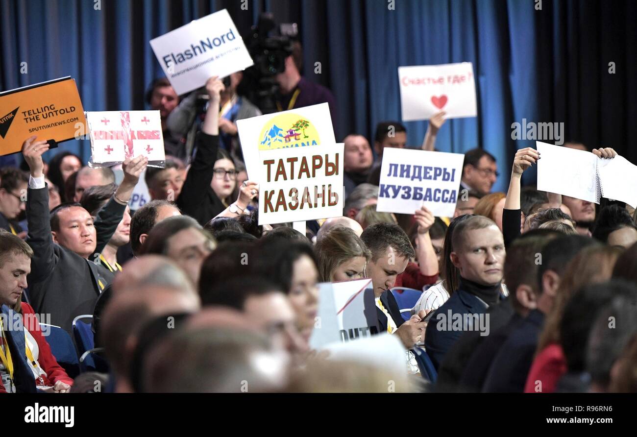 Moscou, Russie. 20 Décembre, 2018. Les membres des médias tenir les panneaux pour obtenir l'attention du président russe Vladimir Poutine lors de sa traditionnelle fin de l'année conférence de presse le 20 décembre 2018 à Moscou, Russie. Poutine a averti que le monde sous-estime la menace de guerre nucléaire et a accusé les États-Unis pour risquer un effondrement de la course mondiale aux contrôles. Credit : Planetpix/Alamy Live News Banque D'Images