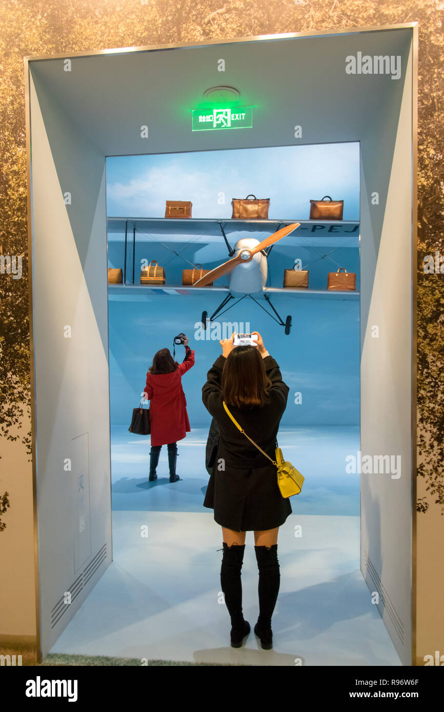 Shanghai, Chine. 18Th Oct, 2018. Shanghai, Chine-l'exposition de LOUIS VUITTON, organisée par Olivier Saillard, est tenu au centre des expositions de Shanghai à Shanghai, avec un design classique et d'éléments de Louis Vuitton à partir de la 19e siècle jusqu'à maintenant. Crédit : SIPA Asie/ZUMA/Alamy Fil Live News Banque D'Images