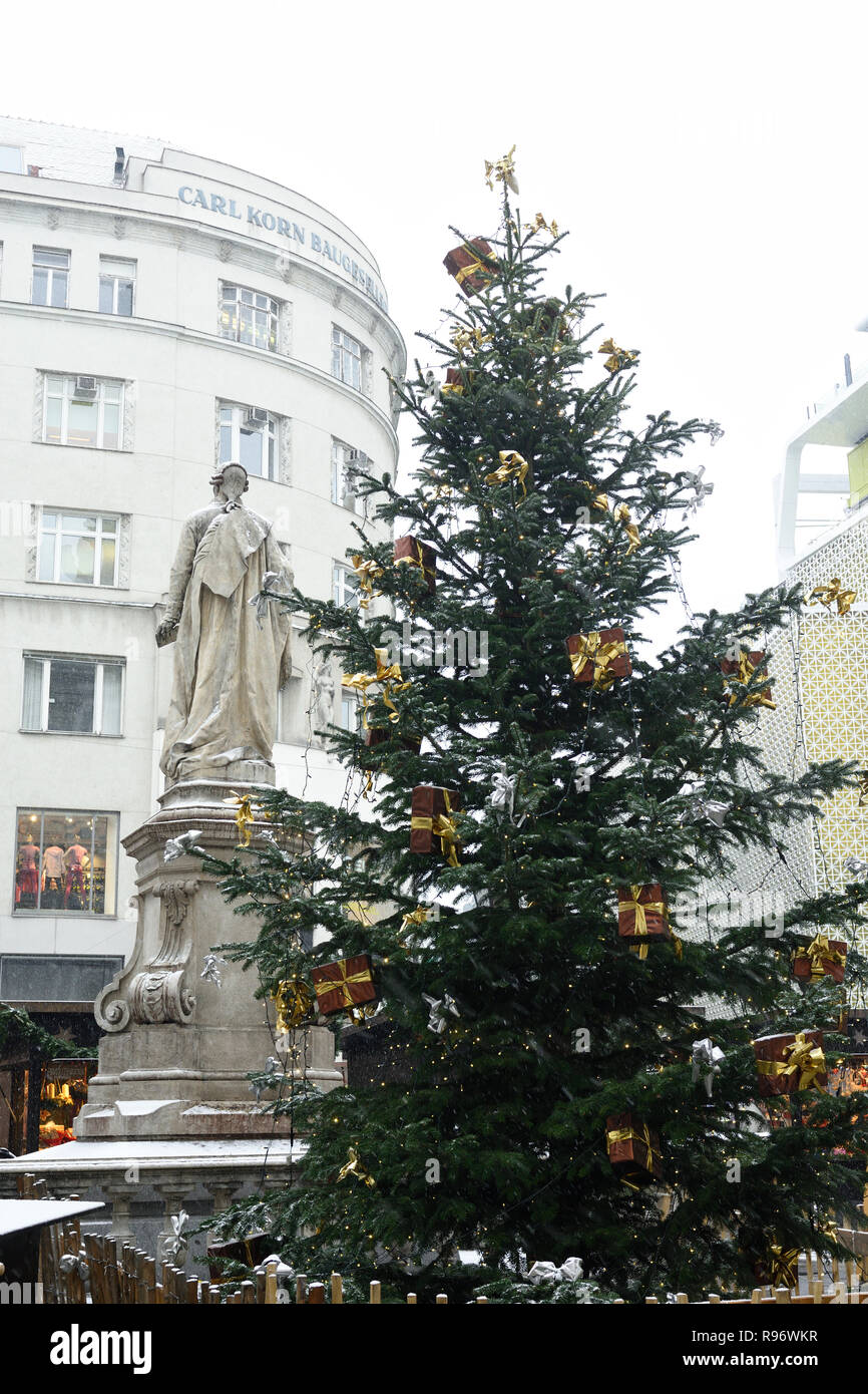 Vienne, Autriche. Le 20 décembre 2018. L'hiver à Vienne avec des chutes de neige. Photo montre zone piétonne, la Mariahilferstraße. Credit : Franz Perc / Alamy Live News Banque D'Images Vienne, Autriche. Le 20 décembre 2018. L'hiver à Vienne avec des chutes de neige. Photo montre zone piétonne, la Mariahilferstraße. Credit : Franz Perc / Alamy Live News Banque D'Images