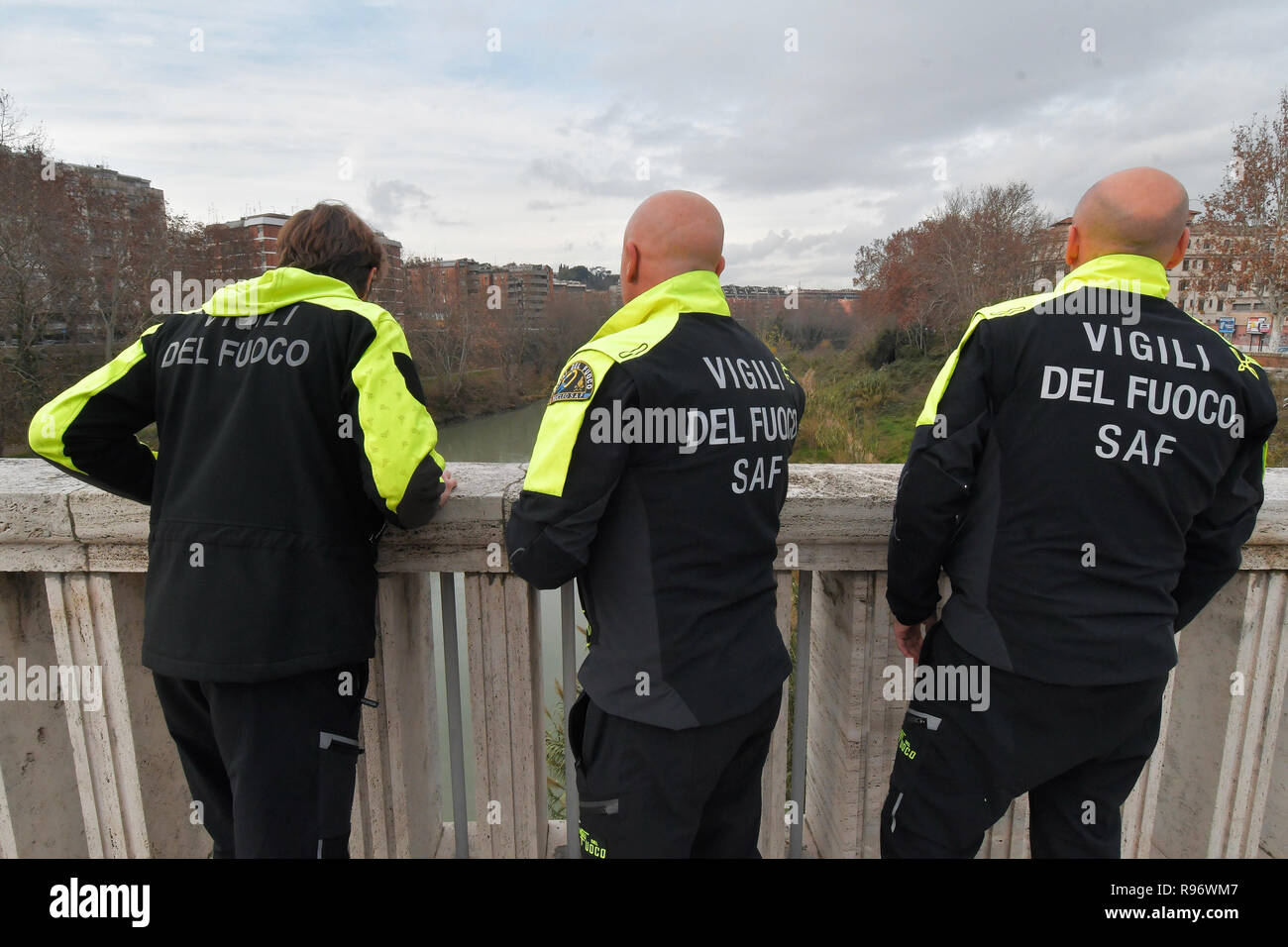 Foto LaPresse - Daniele Leone 20/12/18 Roma, Italia Procura La Cronaca di Roma ha aperto un'inchiesta per omicidio-suicidio, dans merito alla morte della donna di 38 anni che si &# xe8 ; gettata questa mattina da Ponte Testaccio. Nella foto : i Vigili del Fuoco sul ponte Testaccio, ancora en corso le ricerche delle due bambine di 6 mesi Banque D'Images