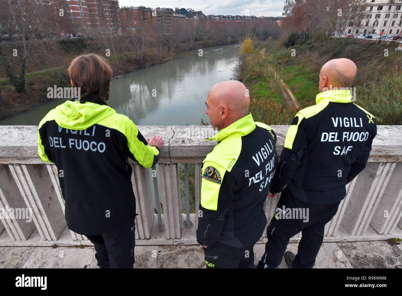 Foto LaPresse - Daniele Leone 20/12/18 Roma, Italia Procura La Cronaca di Roma ha aperto un'inchiesta per omicidio-suicidio, dans merito alla morte della donna di 38 anni che si &# xe8 ; gettata questa mattina da Ponte Testaccio. Nella foto : i Vigili del Fuoco sul ponte Testaccio, ancora en corso le ricerche delle due bambine di 6 mesi Banque D'Images
