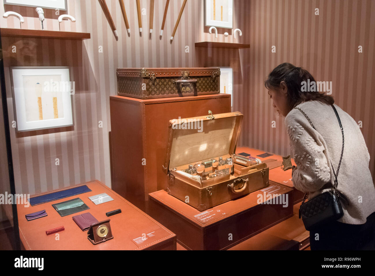 Shanghai, Chine. 18Th Oct, 2018. Shanghai, Chine-l'exposition de LOUIS VUITTON, organisée par Olivier Saillard, est tenu au centre des expositions de Shanghai à Shanghai, avec un design classique et d'éléments de Louis Vuitton à partir de la 19e siècle jusqu'à maintenant. Crédit : SIPA Asie/ZUMA/Alamy Fil Live News Banque D'Images