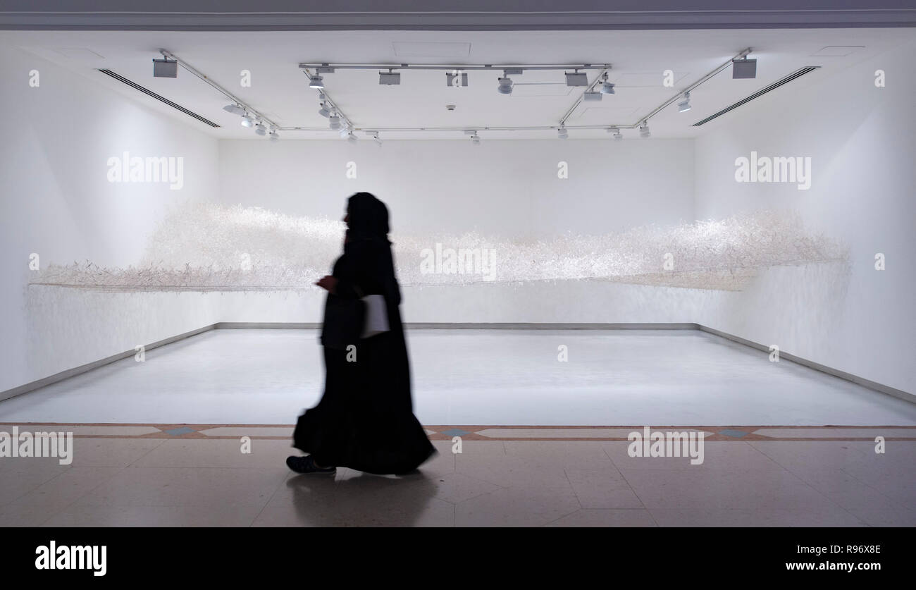 Sharjah, Émirats arabes unis. 20 décembre 2018. L'art islamique moderne est présenté à la 21e Festival des Arts de l'Islam qui a ouvert ses portes cette semaine à Sharjah, Emirats arabes unis. Le festival se déroule jusqu'au 19 janvier 2019 et dispose d'artistes internationaux de travail à divers endroits à travers la ville . Sculpture ; début du flux par Tomoko Ishida Crédit : Iain Masterton/Alamy Live News Banque D'Images