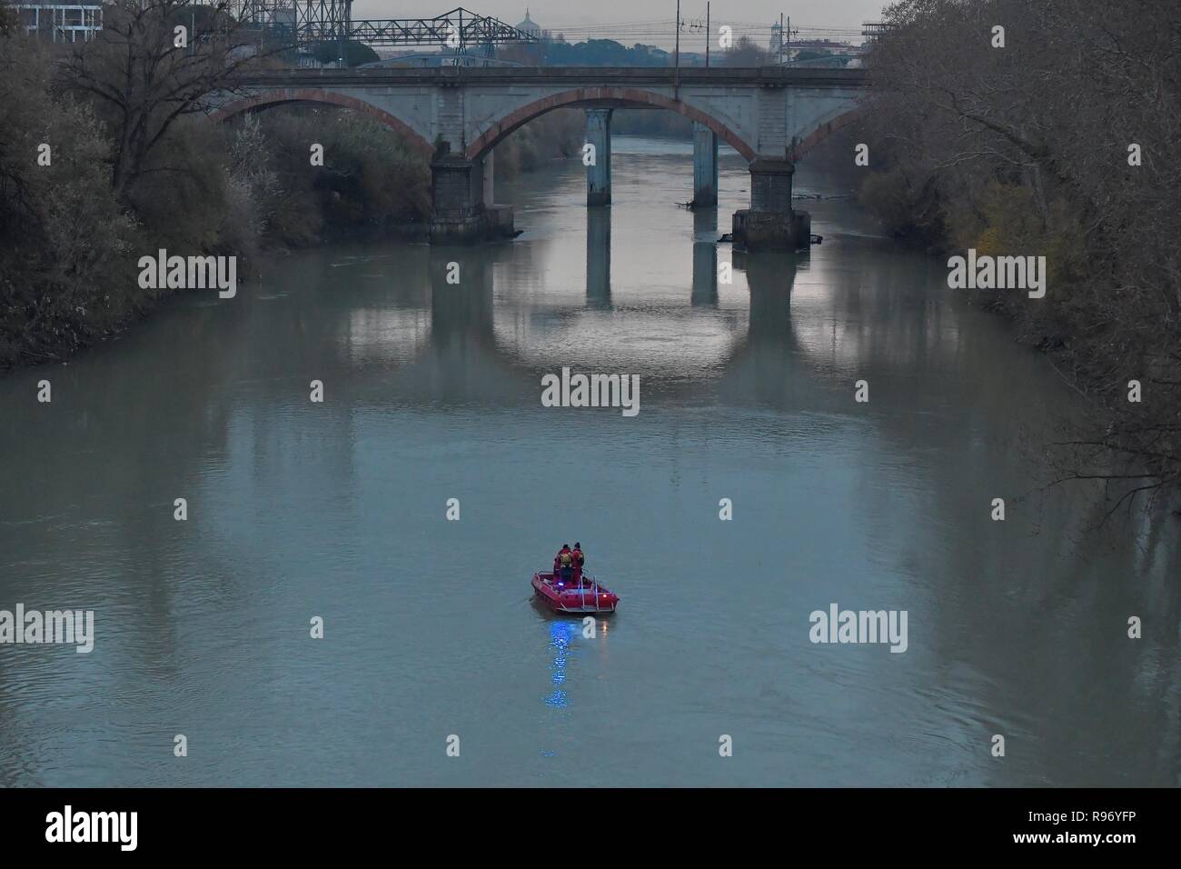 Foto LaPresse - Daniele Leone20/12/18 Roma ITA Cronaca Roms. maman si getta nel Tevere : si cercano le figlie, due gemelle di cinque mesi Nella foto : i vigili del fuoco durante le ricerche, ponte Testaccio Banque D'Images
