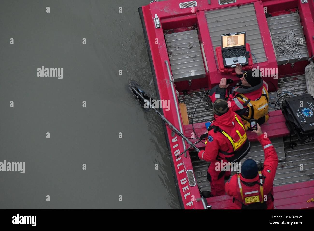 Foto LaPresse - Daniele Leone20/12/18 Roma ITA Cronaca Roms. maman si getta nel Tevere : si cercano le figlie, due gemelle di cinque mesi Nella foto : i vigili del fuoco durante le ricerche, ponte Testaccio Banque D'Images