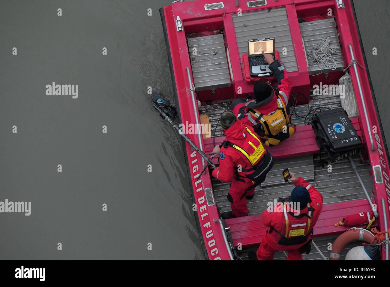 Foto LaPresse - Daniele Leone20/12/18 Roma ITA Cronaca Roms. maman si getta nel Tevere : si cercano le figlie, due gemelle di cinque mesi Nella foto : i vigili del fuoco durante le ricerche, ponte Testaccio Banque D'Images