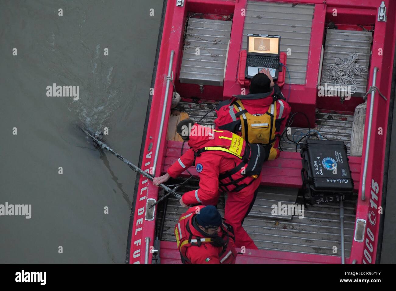 Foto LaPresse - Daniele Leone20/12/18 Roma ITA Cronaca Roms. maman si getta nel Tevere : si cercano le figlie, due gemelle di cinque mesi Nella foto : i vigili del fuoco durante le ricerche, ponte Testaccio Banque D'Images