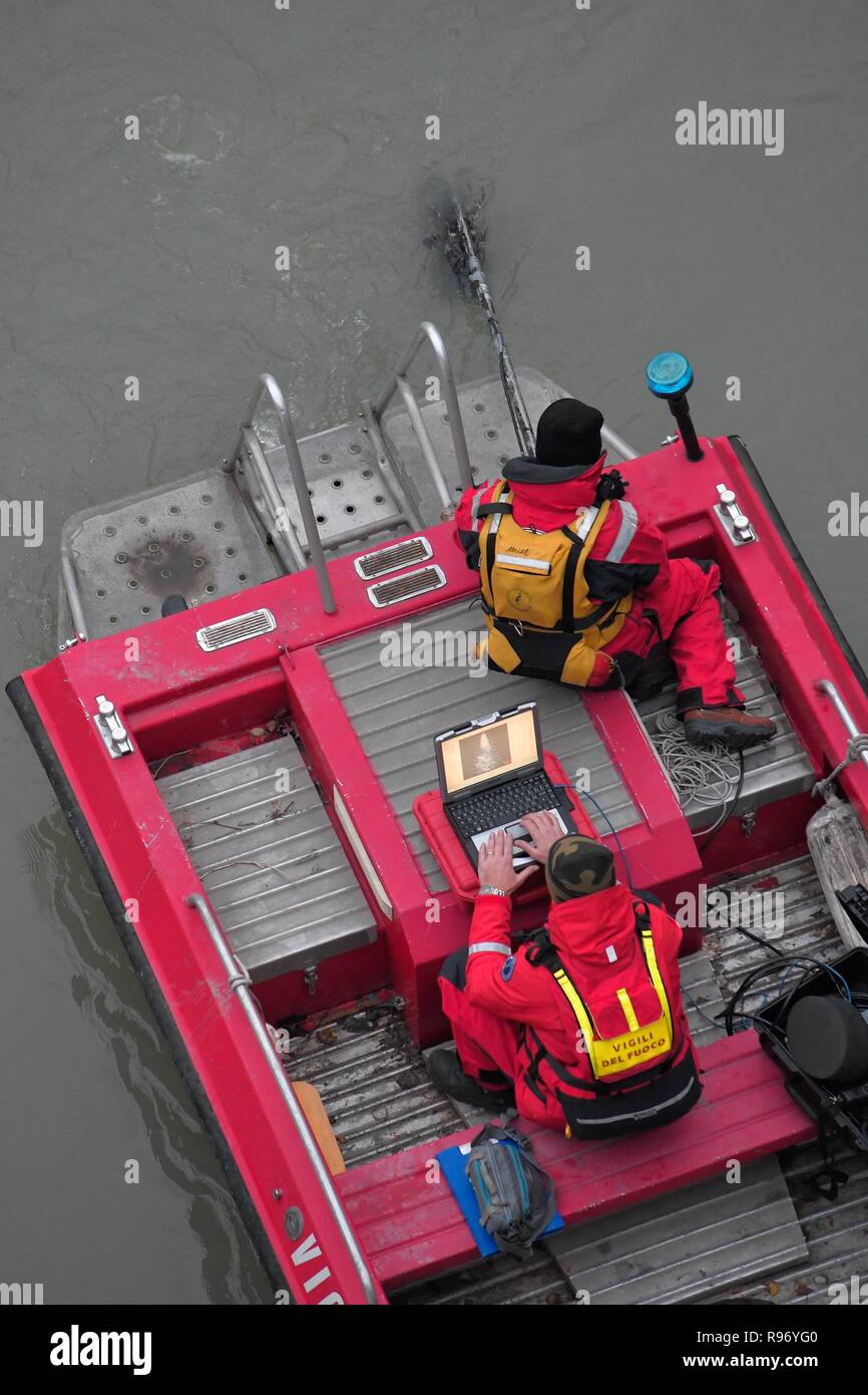 Foto LaPresse - Daniele Leone20/12/18 Roma ITA Cronaca Roms. maman si getta nel Tevere : si cercano le figlie, due gemelle di cinque mesi Nella foto : i vigili del fuoco durante le ricerche, ponte Testaccio Banque D'Images