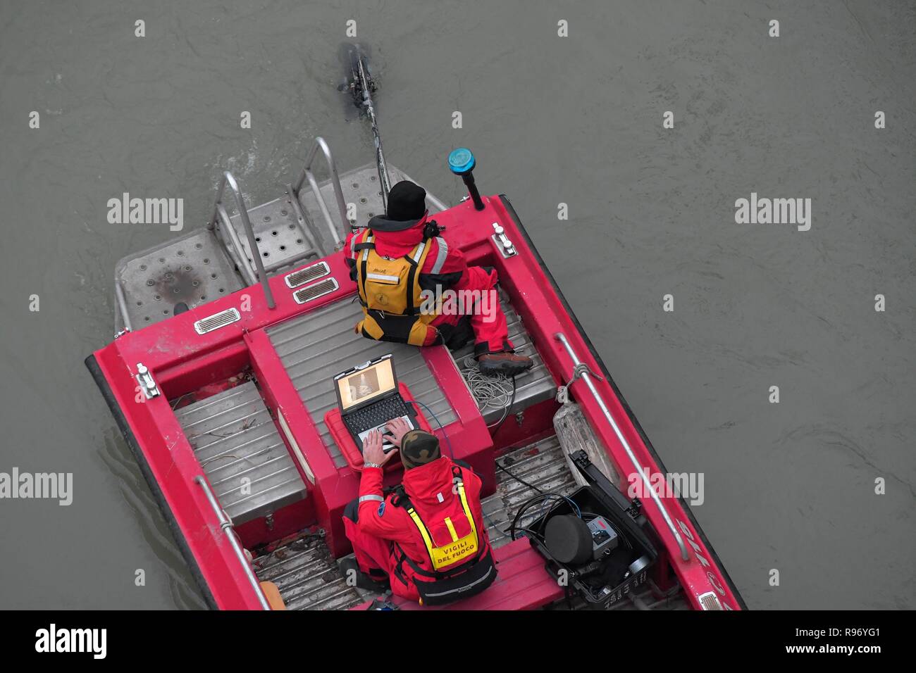 Foto LaPresse - Daniele Leone20/12/18 Roma ITA Cronaca Roms. maman si getta nel Tevere : si cercano le figlie, due gemelle di cinque mesi Nella foto : i vigili del fuoco durante le ricerche, ponte Testaccio Banque D'Images