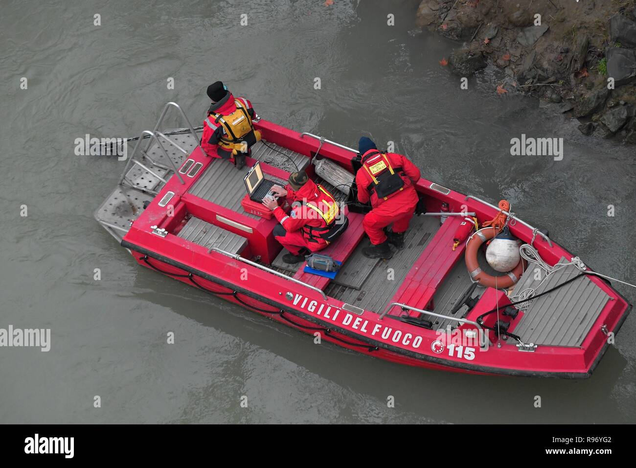 Foto LaPresse - Daniele Leone20/12/18 Roma ITA Cronaca Roms. maman si getta nel Tevere : si cercano le figlie, due gemelle di cinque mesi Nella foto : i vigili del fuoco durante le ricerche, ponte Testaccio Banque D'Images
