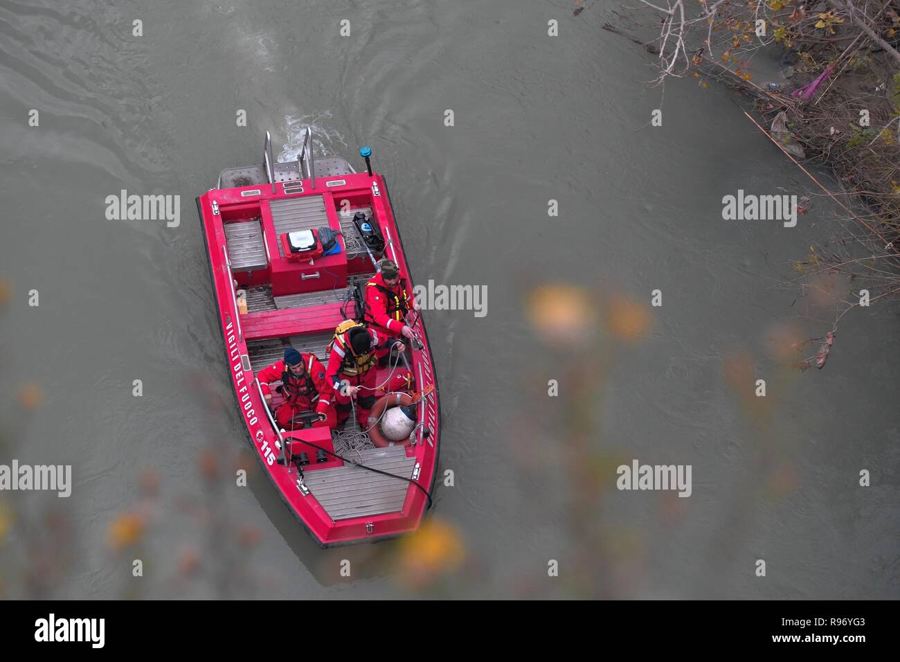 Foto LaPresse - Daniele Leone20/12/18 Roma ITA Cronaca Roms. maman si getta nel Tevere : si cercano le figlie, due gemelle di cinque mesi Nella foto : i vigili del fuoco durante le ricerche, ponte Testaccio Banque D'Images