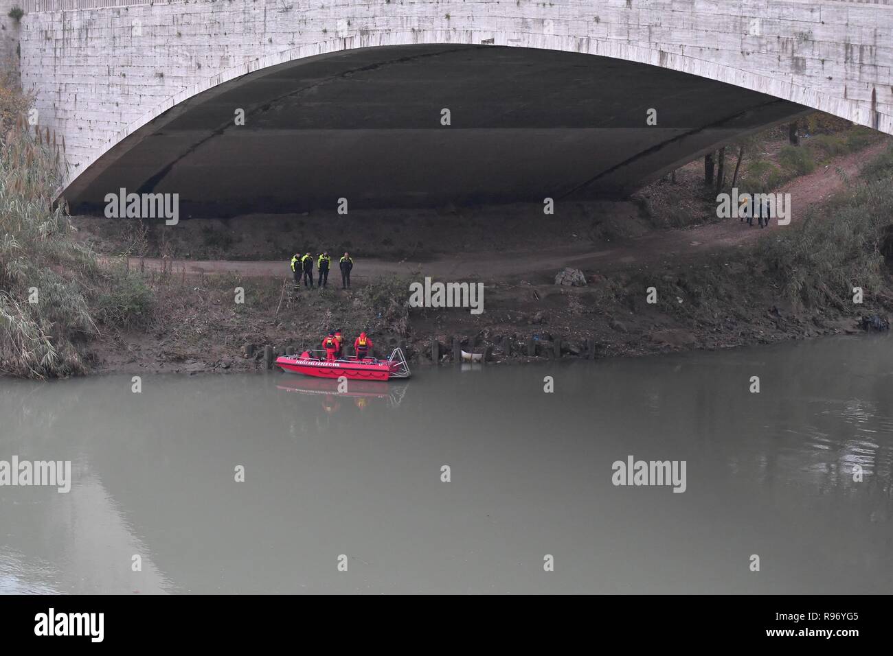 Foto LaPresse - Daniele Leone20/12/18 Roma ITA Cronaca Roms. maman si getta nel Tevere : si cercano le figlie, due gemelle di cinque mesi Nella foto : i vigili del fuoco durante le ricerche, ponte Testaccio Banque D'Images