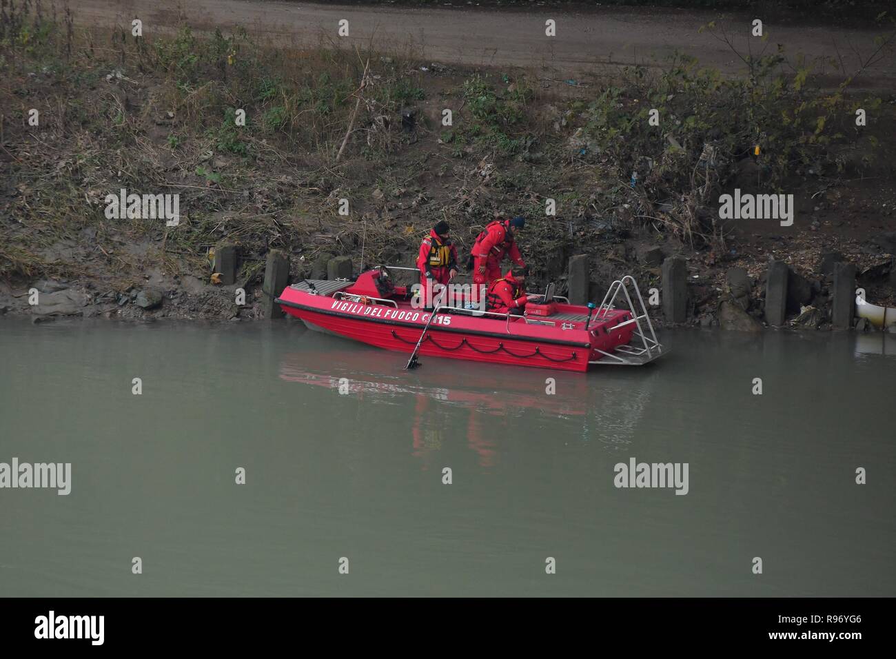 Foto LaPresse - Daniele Leone20/12/18 Roma ITA Cronaca Roms. maman si getta nel Tevere : si cercano le figlie, due gemelle di cinque mesi Nella foto : i vigili del fuoco durante le ricerche, ponte Testaccio Banque D'Images