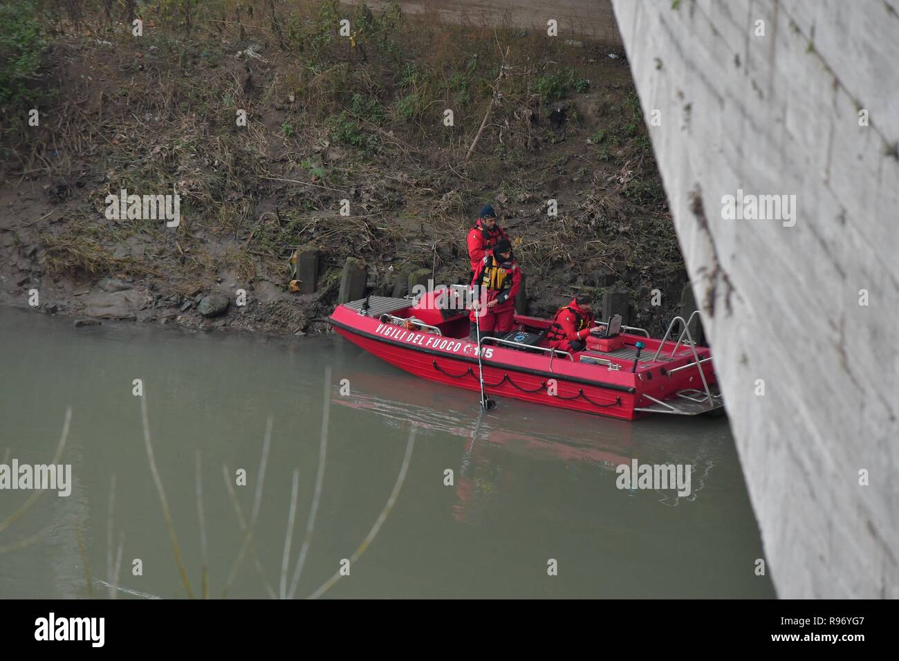 Foto LaPresse - Daniele Leone20/12/18 Roma ITA Cronaca Roms. maman si getta nel Tevere : si cercano le figlie, due gemelle di cinque mesi Nella foto : i vigili del fuoco durante le ricerche, ponte Testaccio Banque D'Images