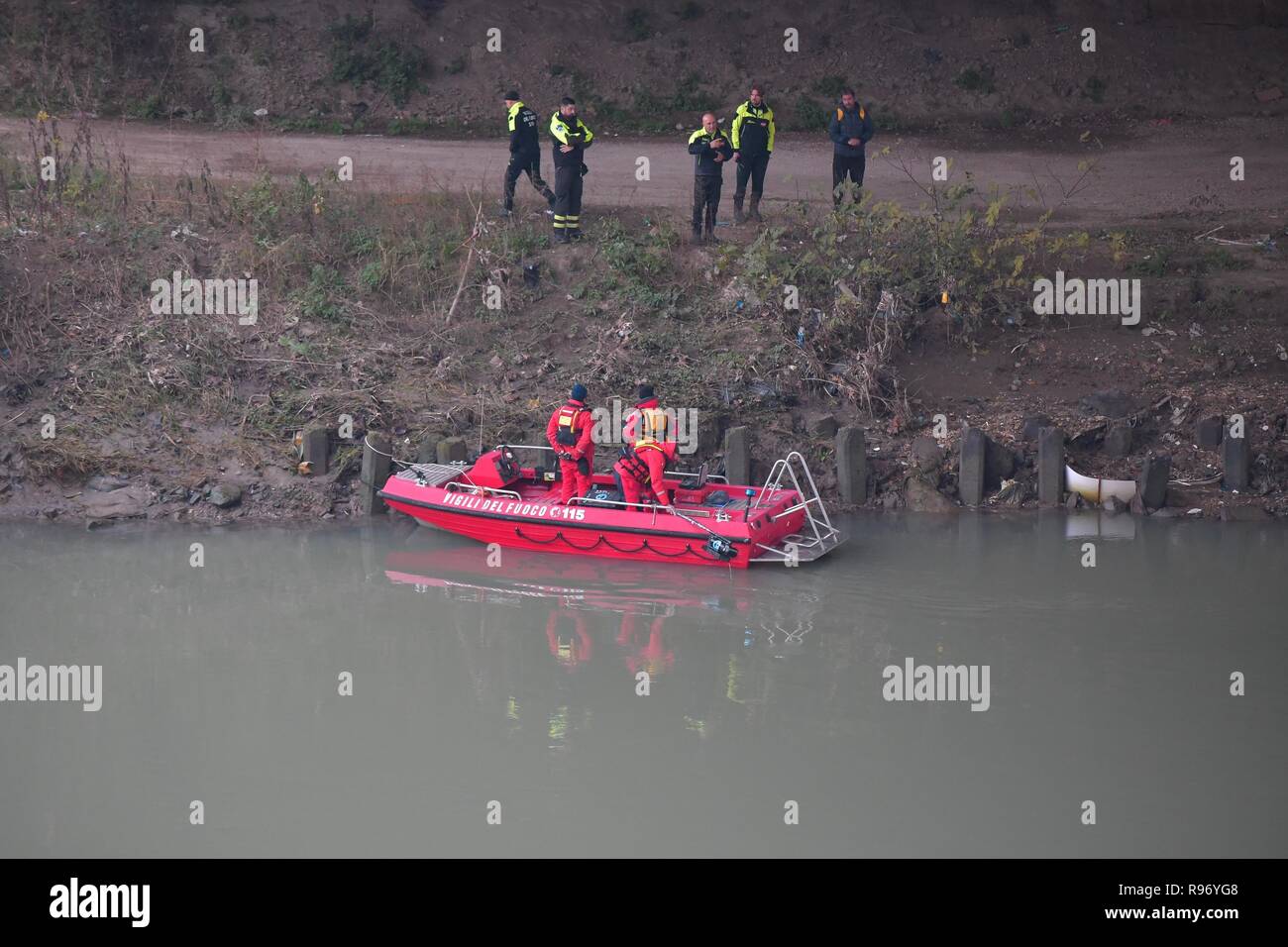 Foto LaPresse - Daniele Leone20/12/18 Roma ITA Cronaca Roms. maman si getta nel Tevere : si cercano le figlie, due gemelle di cinque mesi Nella foto : i vigili del fuoco durante le ricerche, ponte Testaccio Banque D'Images