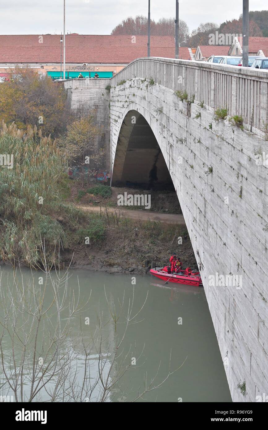 Foto LaPresse - Daniele Leone20/12/18 Roma ITA Cronaca Roms. maman si getta nel Tevere : si cercano le figlie, due gemelle di cinque mesi Nella foto : i vigili del fuoco durante le ricerche, ponte Testaccio Banque D'Images
