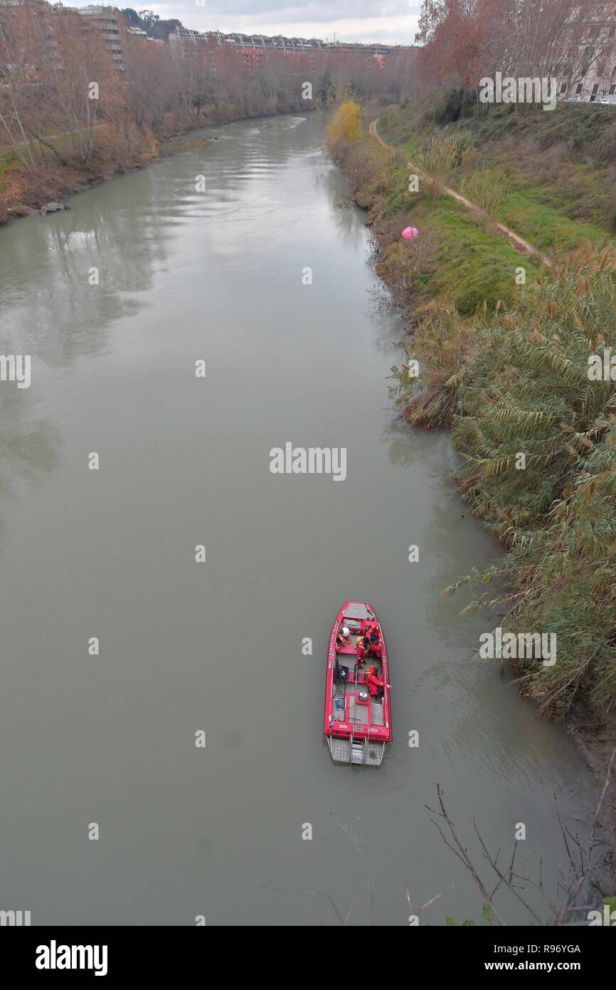 Foto LaPresse - Daniele Leone20/12/18 Roma ITA Cronaca Roms. maman si getta nel Tevere : si cercano le figlie, due gemelle di cinque mesi Nella foto : i vigili del fuoco durante le ricerche, ponte Testaccio Banque D'Images