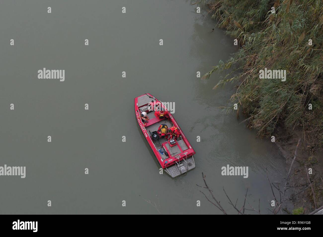 Foto LaPresse - Daniele Leone20/12/18 Roma ITA Cronaca Roms. maman si getta nel Tevere : si cercano le figlie, due gemelle di cinque mesi Nella foto : i vigili del fuoco durante le ricerche, ponte Testaccio Banque D'Images