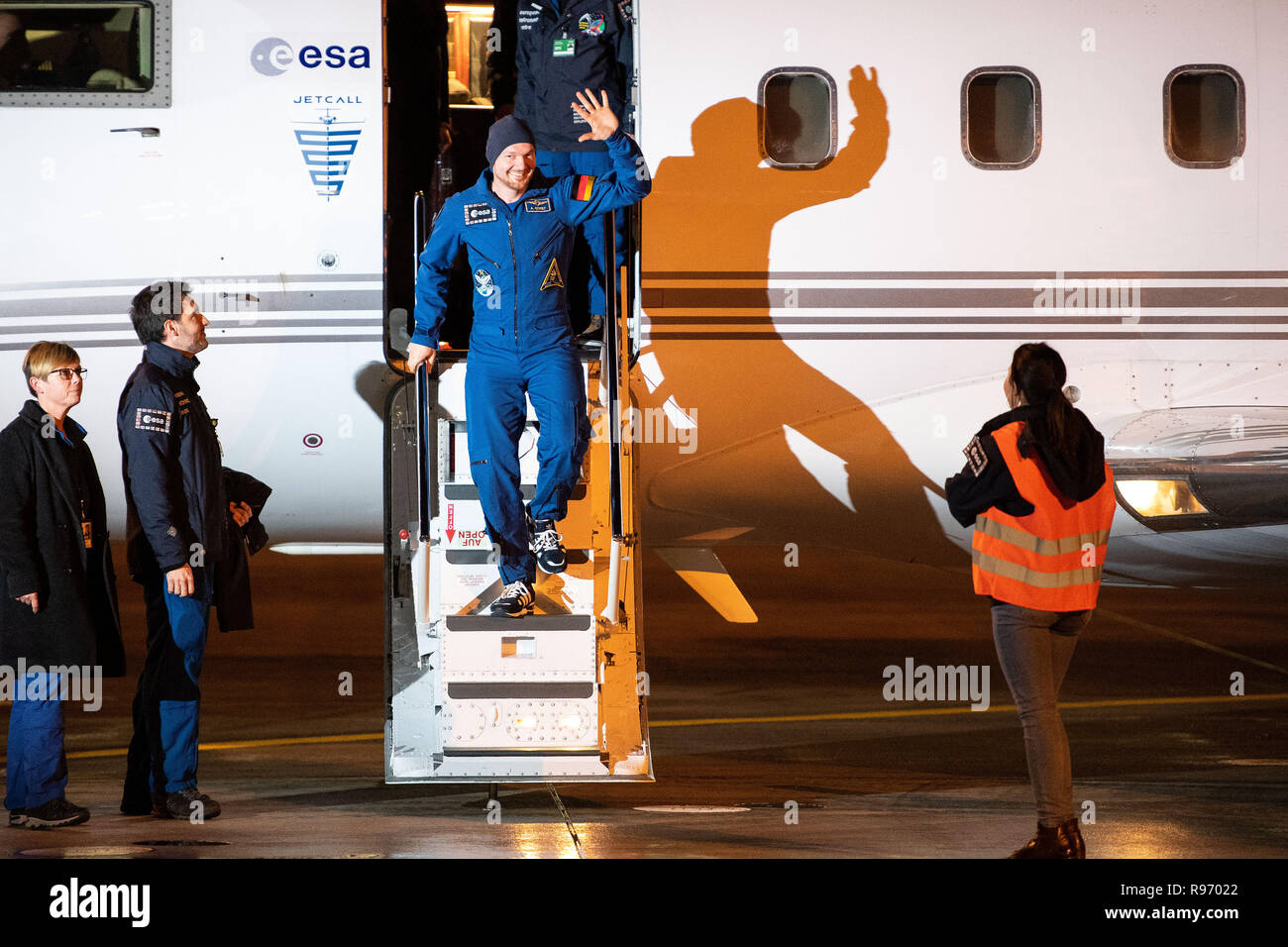 Cologne, Allemagne. 18Th Oct 2018. Astronaut Alexander Gerst descend d'un avion à l'aéroport Cologne/Bonn. Après sa mission sur l'ISS le matin, Gerst est posé dans une capsule Soyouz sur Terre. Photo : Marius Becker/dpa dpa : Crédit photo alliance/Alamy Live News Banque D'Images