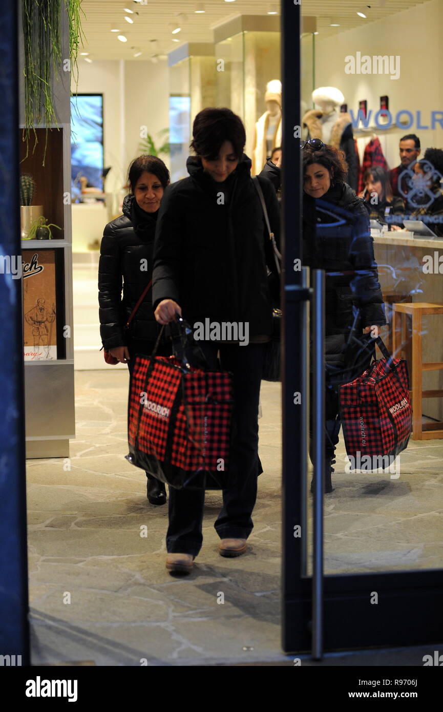 Milan, Italie. 20 décembre 2018. L'Ambra Angiolini rend les achats de Noël  avec ses amis dans le centre-ville d'Ambra Angiolini arrive avec deux amis  pour faire quelques achats de Noël. Elle entre