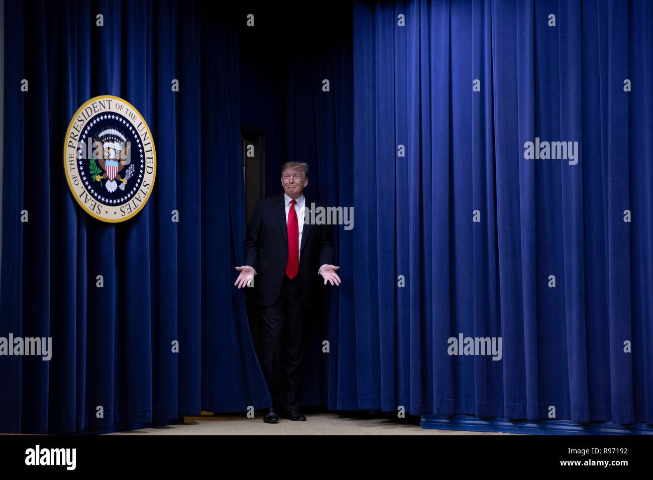 Le président américain, Donald Trump arrive avant de signer le projet de loi sur l'agriculture dans la loi à la Maison Blanche à Washington, DC Le 20 décembre 2018. Crédit : Alex Edelman/CNP /MediaPunch Banque D'Images