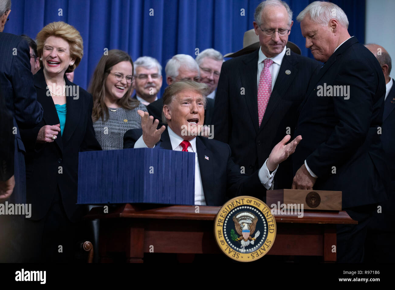 Washington, États-Unis d'Amérique. 18Th Oct, 2018. Le président américain, Donald Trump signe le projet de loi agricole à la Maison Blanche à Washington, DC Le 20 décembre 2018. Crédit : Alex Edelman/CNP Crédit dans le monde entier | conditions : dpa/Alamy Live News Banque D'Images