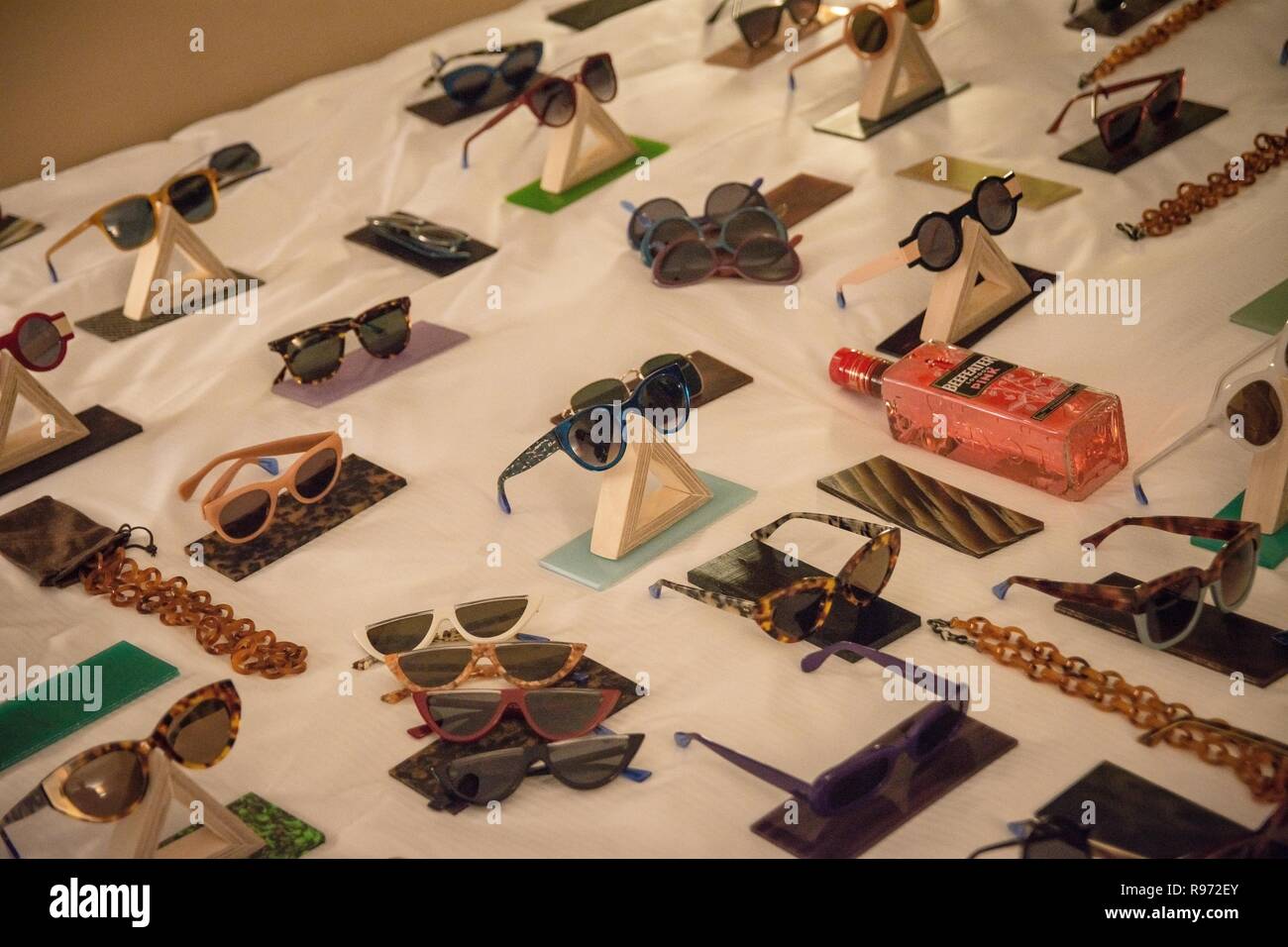 Collection de verre soleil vu pendant l'événement. Plus de 30 créateurs de mode de partout dans le monde, présentent leurs nouvelles collections au Hilton hotel dans le centre d'Athènes, Grèce. Certains d'entre eux sont FILA, LUV N Roll, HERAIS, théâtre D. ET LINDA CRUZ. Banque D'Images