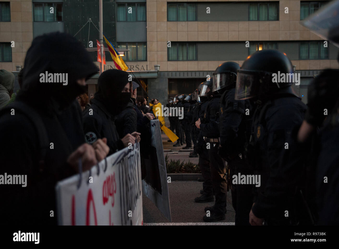 21 Décembre, 2018 de Barcelone. Militants Catalan en faveur de l'indépendance protester devant le bâtiment de la 'Llotja de Mar' à Barcelone, où le conseil des ministres s'est réuni d'une manière extraordinaire. La réunion du Conseil des ministres aura lieu en Catalogne un an seulement après les élections régionales convoquées par le gouvernement précédent en vertu de l'article 155 de la Constitution. Charlie Perez/Alamy Live News Banque D'Images