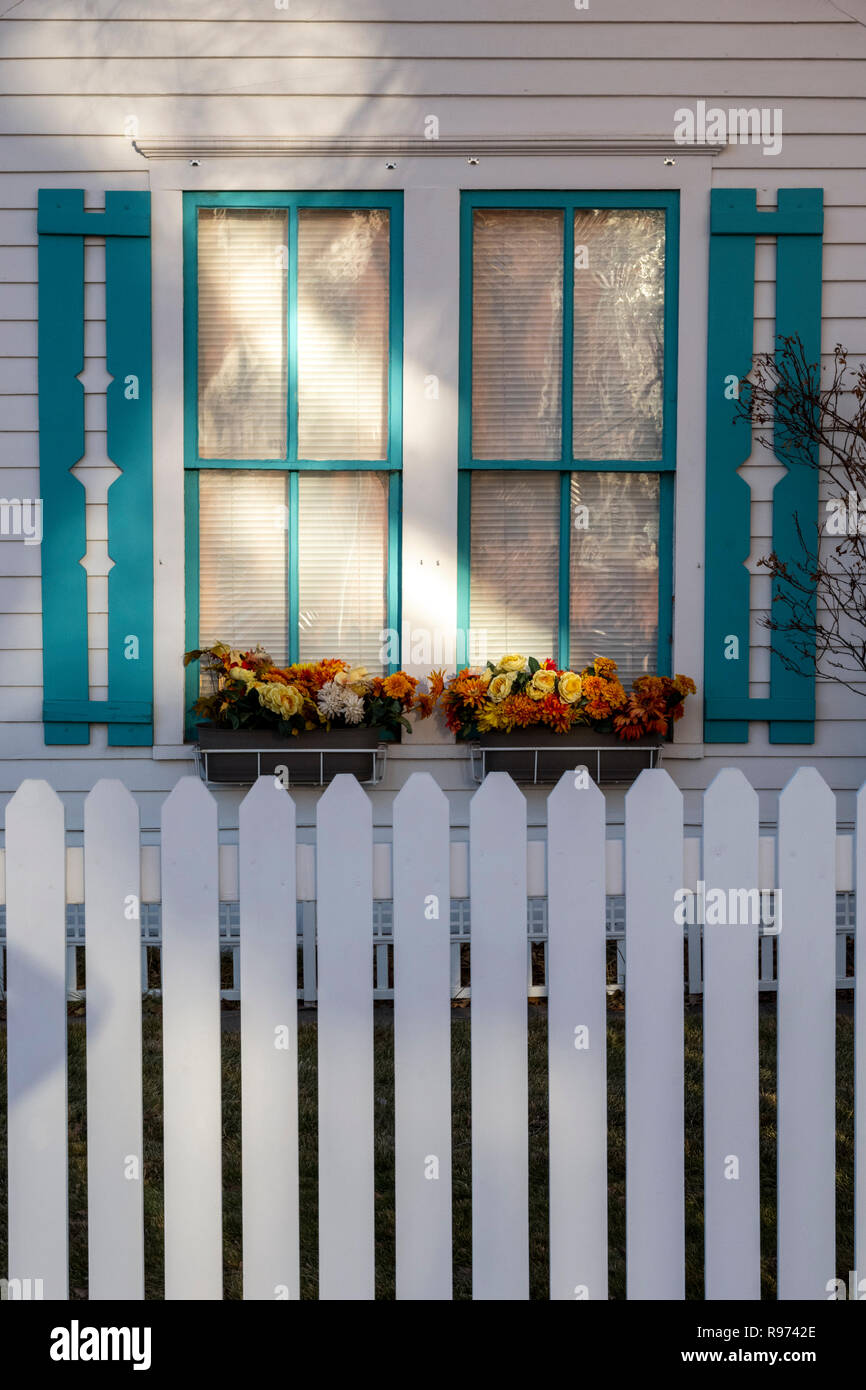 Clôture blanche ; window & boite à fleurs ; Salida, Colorado, USA Banque D'Images
