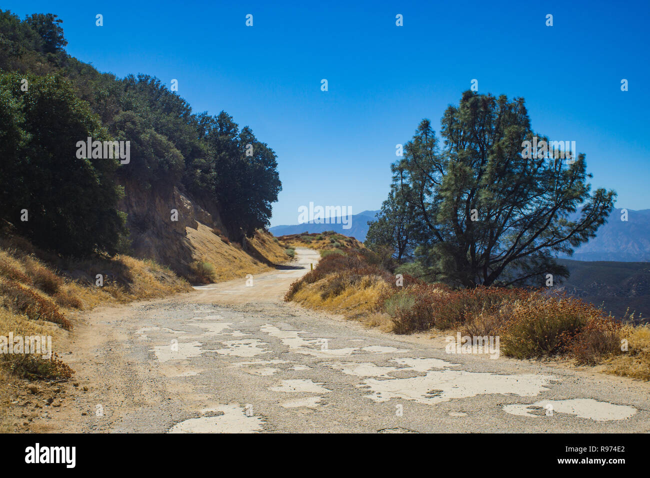 Ornières et poule route qui mène dans les montagnes de la Californie du sud Angeles National Forest. Banque D'Images