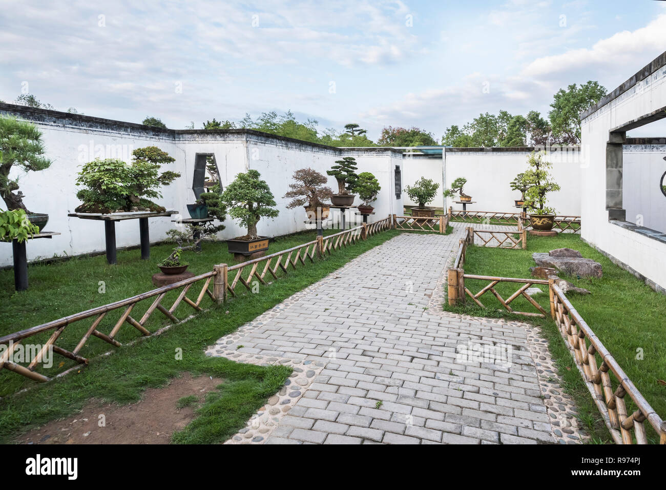 Mur jardin bordé de bonsai, Bao Family Garden, Shexian, Anhui, Chine Banque D'Images